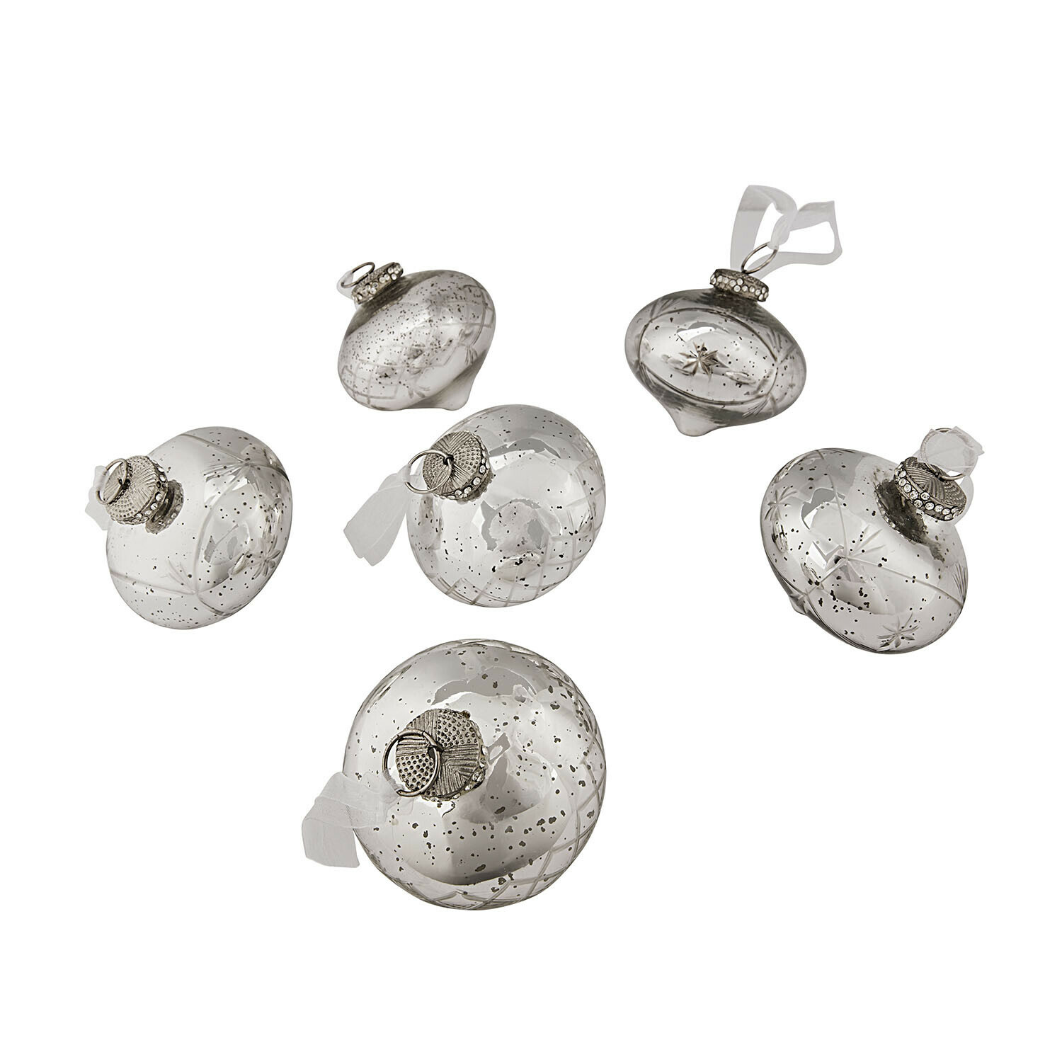 Lot de 6 décorations de Noël Cheshire Ensemble de six boules de Noël en verre argenté avec motifs délicats et attaches métalliques