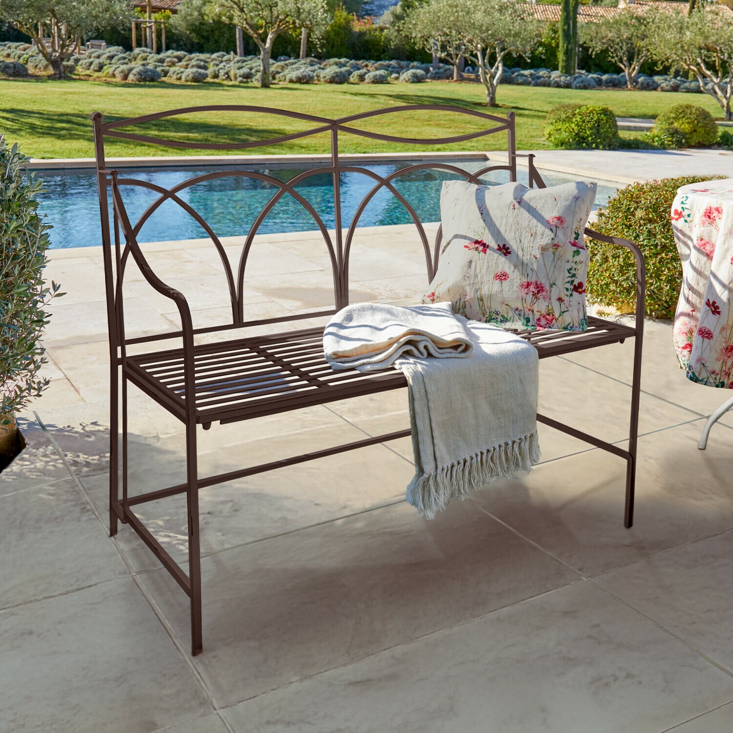 Banc Jablines Banc de jardin en métal brun avec coussin et couverture près de la piscine sur la terrasse