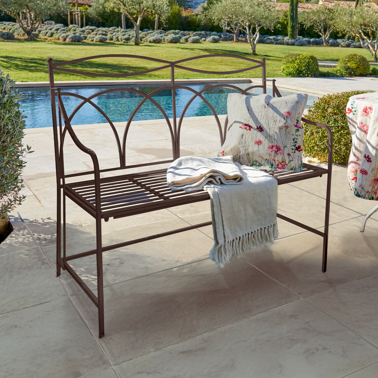 Banc Jablines Banc de jardin en métal brun avec coussin et couverture près de la piscine sur la terrasse