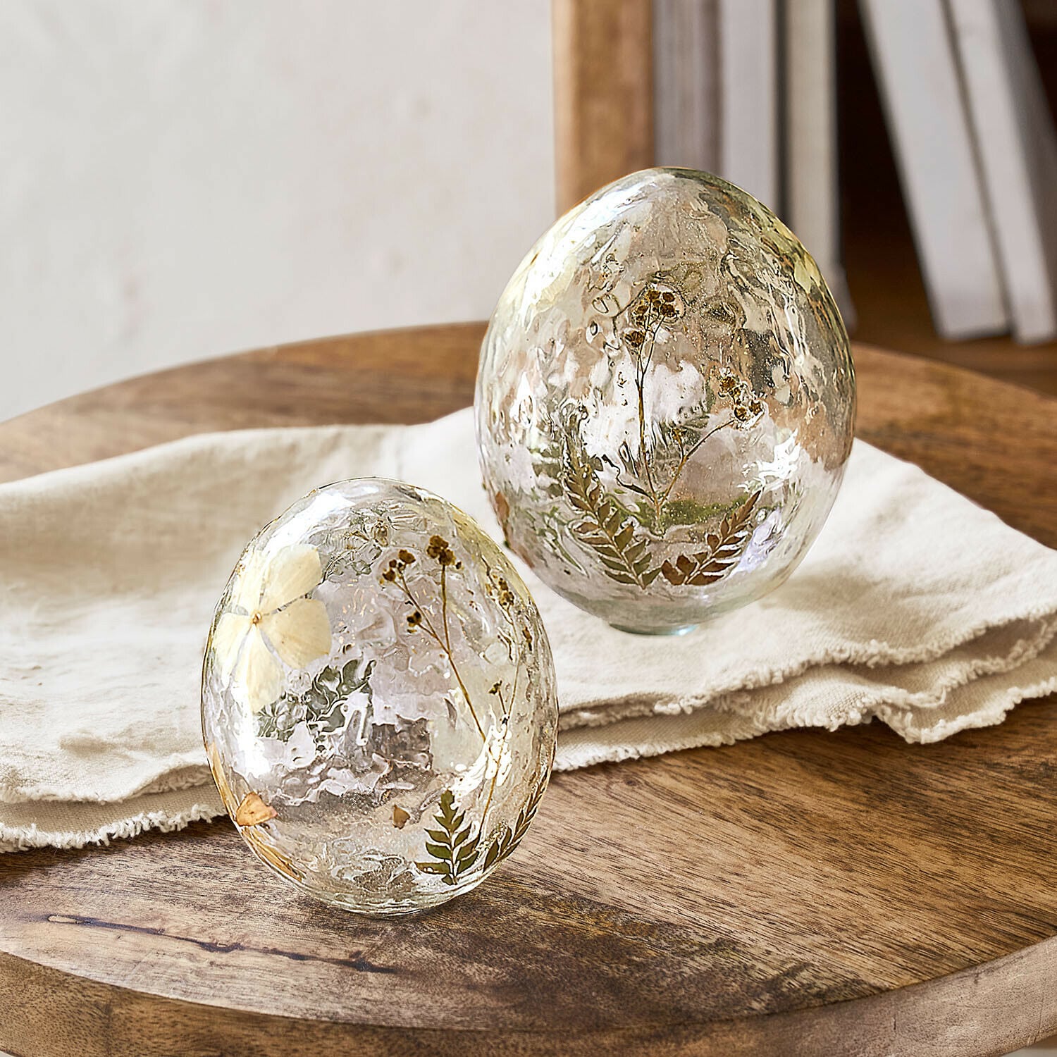 Decoratief ei set van 2 Coudrisse Decoratieve glazen eieren met gedroogde bloemen en bladeren op houten tafel