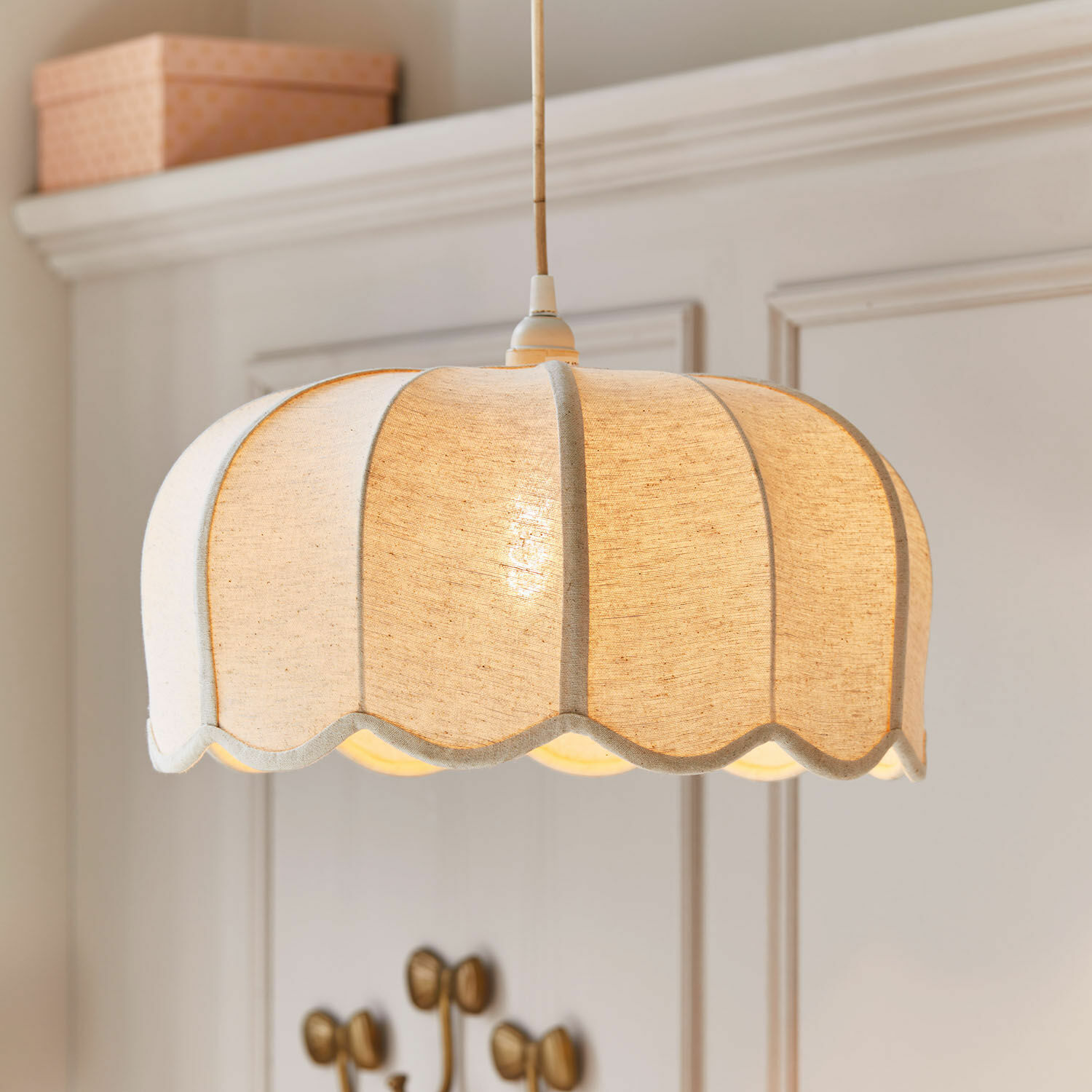 Hanglamp Ljosna Hanglamp van crèmekleurige stof met golvend ontwerp, decoratieve plafondlamp voor woonkamer