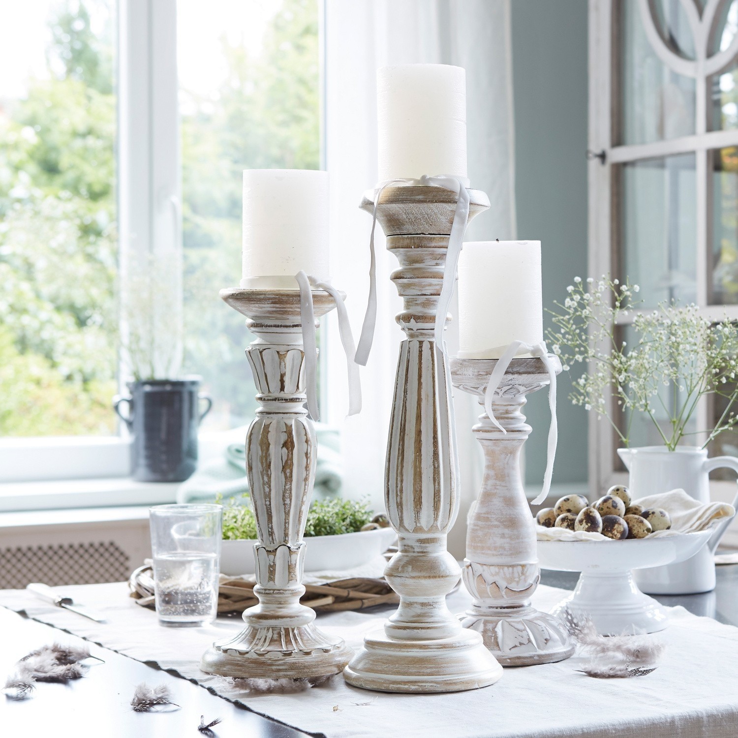 Kandelaar set van 3 Folligny Set van drie witte, antiek ogende houten kandelaren voor tafeldecoratie