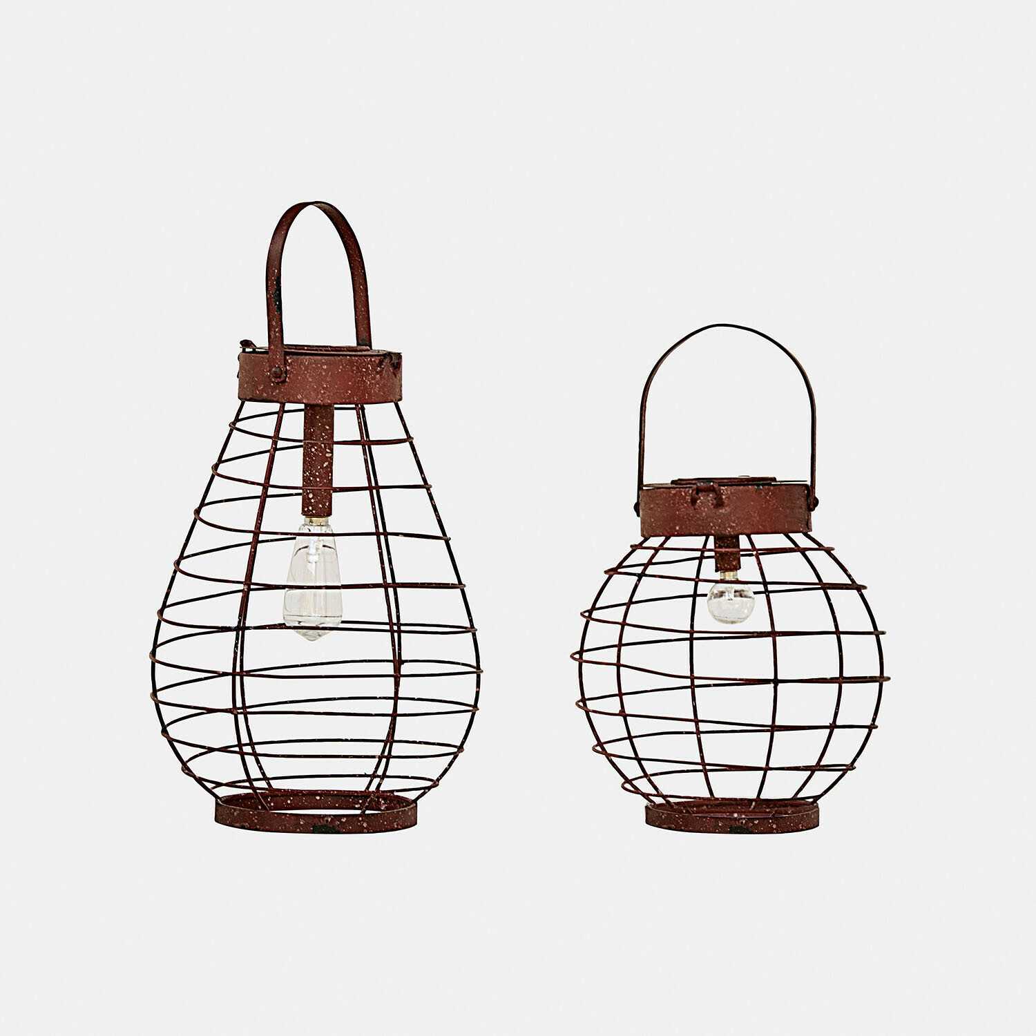 Twee roestige metalen lantaarns in kooi-vorm met lampen, industriële decoratie