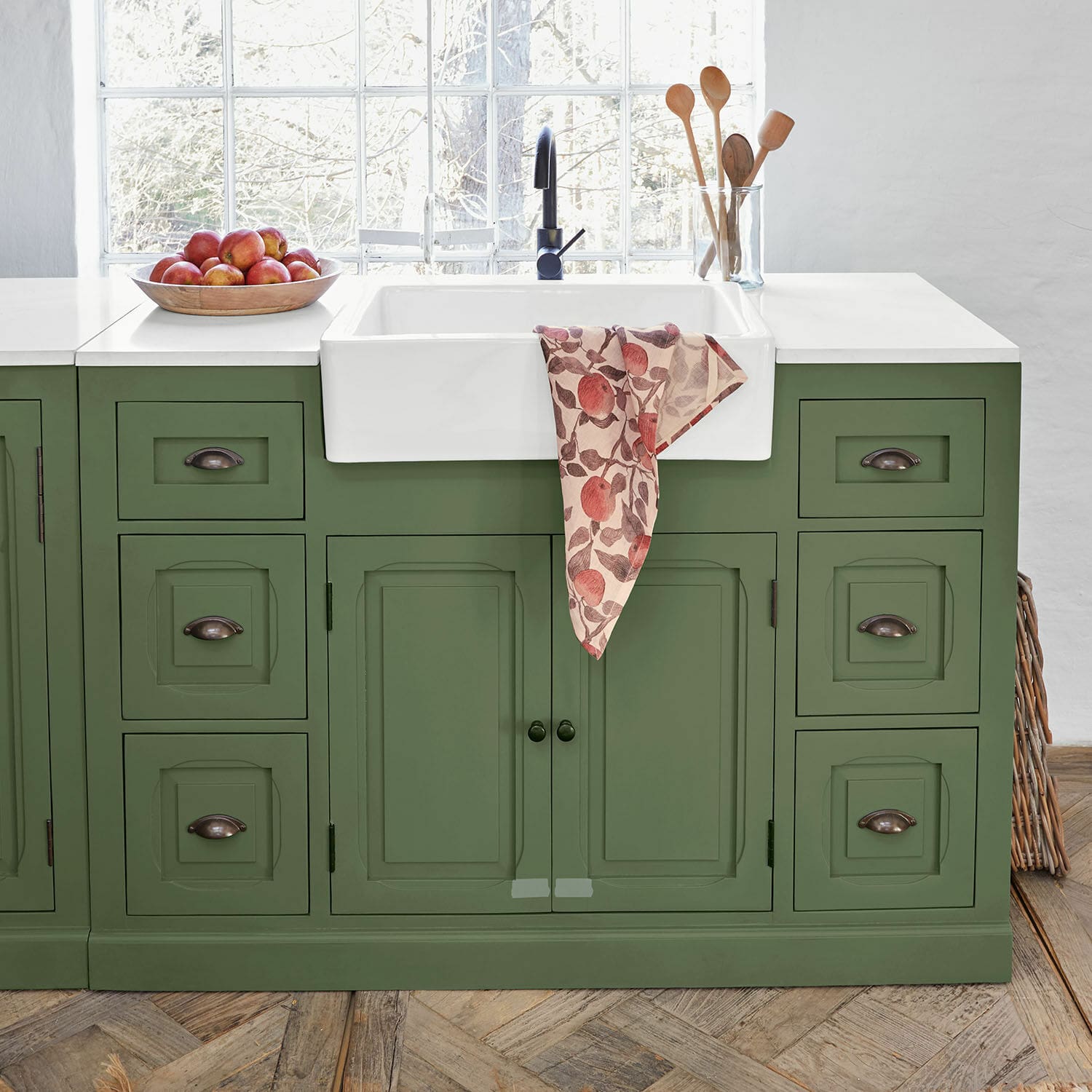 Meuble avec évier Lansbury Meuble de cuisine vert avec évier en céramique blanc et cuillères en bois sur le plan de travail