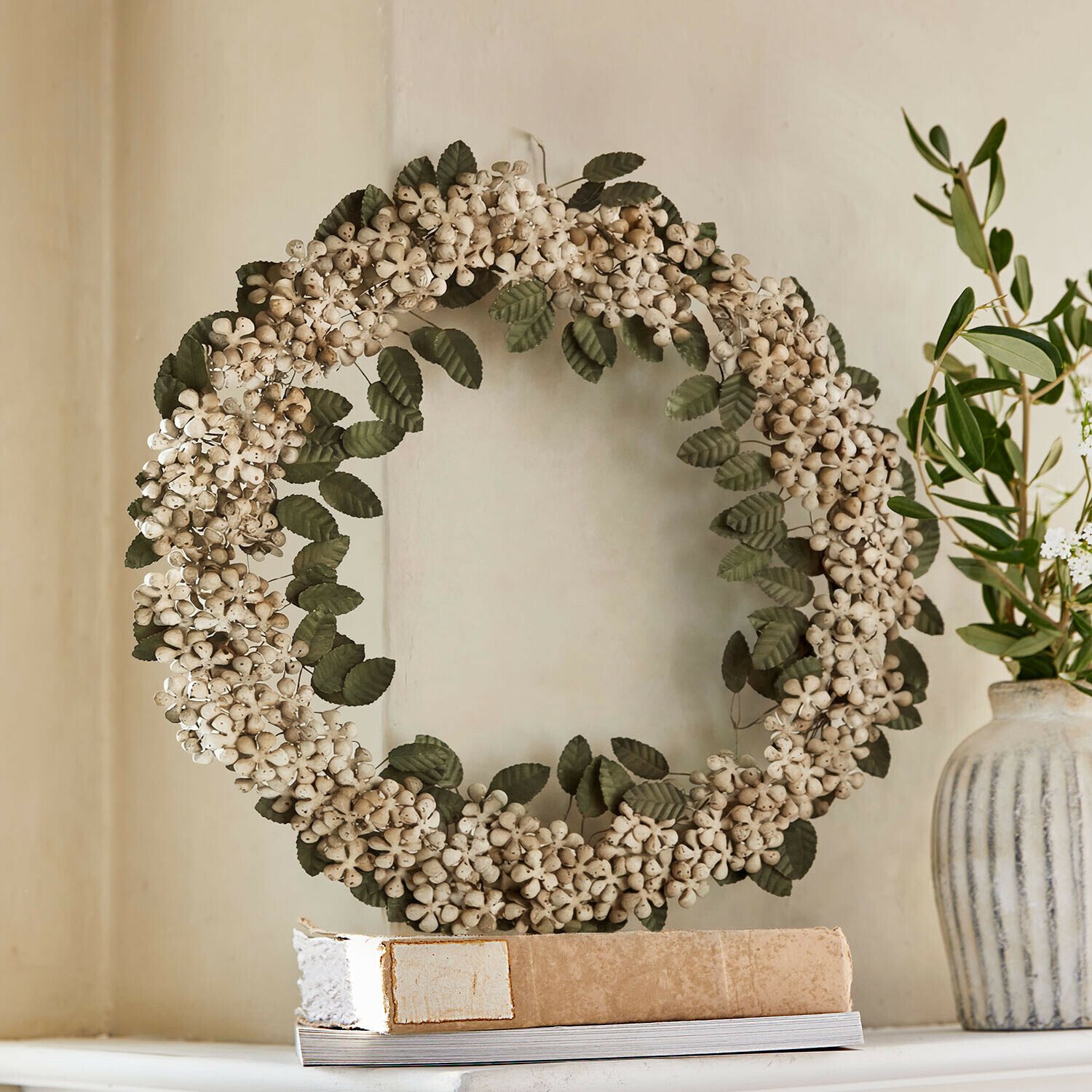 Krans Zinnea Decoratieve krans van witte gedroogde bloemen en groene bladeren voor interieurdecoratie