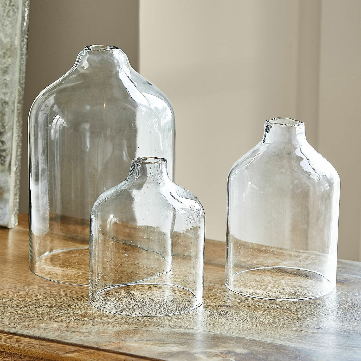 Windlicht set van 3 Xalvent Set van drie transparante glazen vazen in verschillende maten op een houten tafel