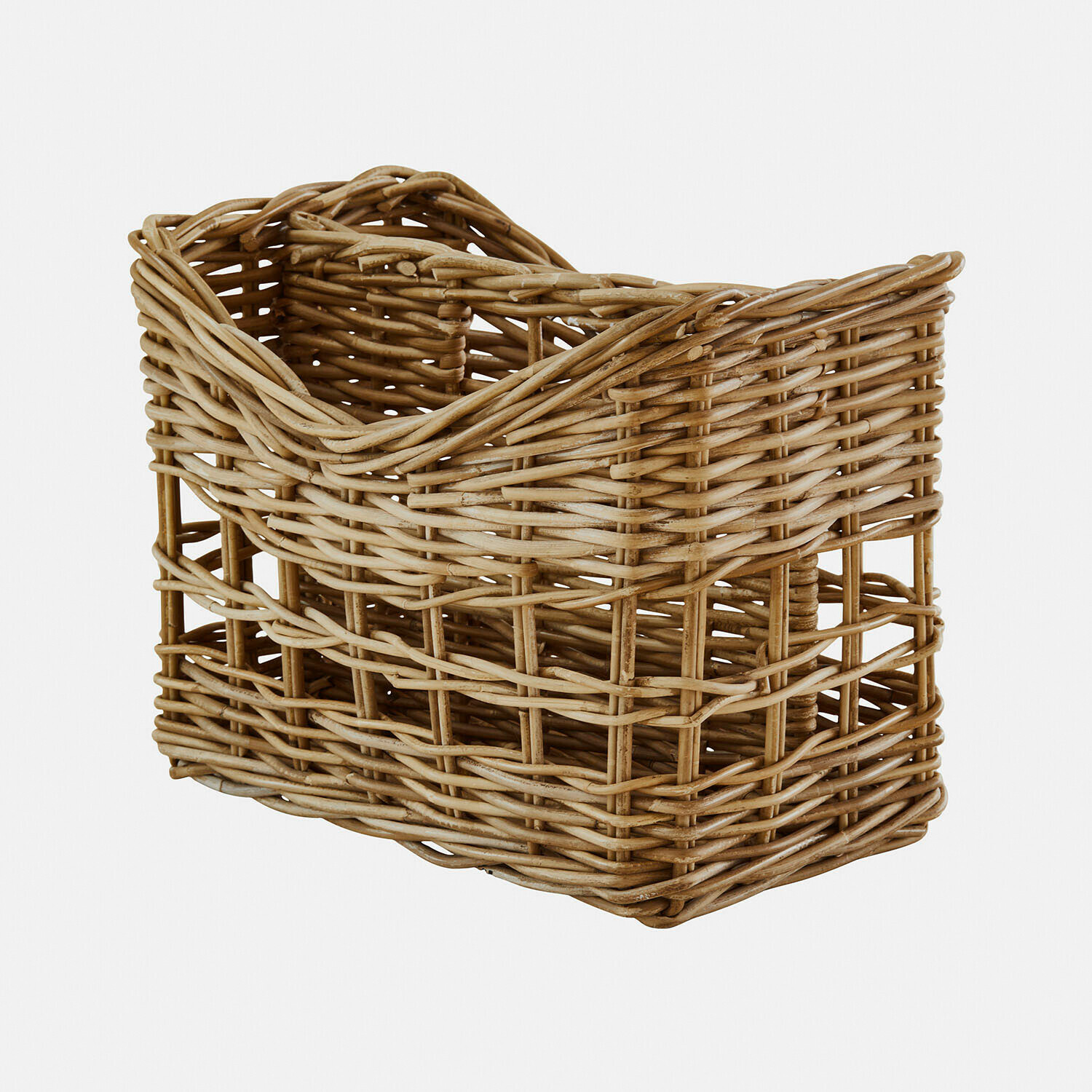 Panier en osier naturel brun clair pour rangement et décoration intérieure pratique