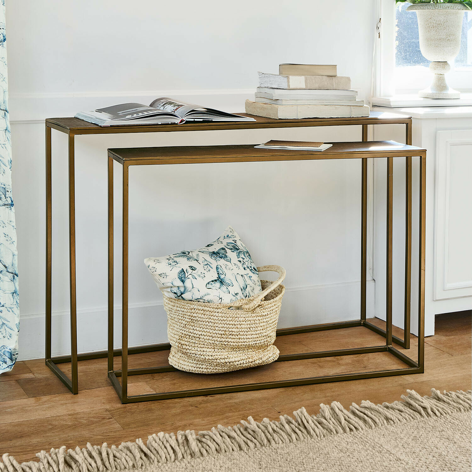 Wandtafel set van 2 Olvenzo Set van twee metalen bijzettafels in messingkleur met decoratieve boeken en mand met kussen
