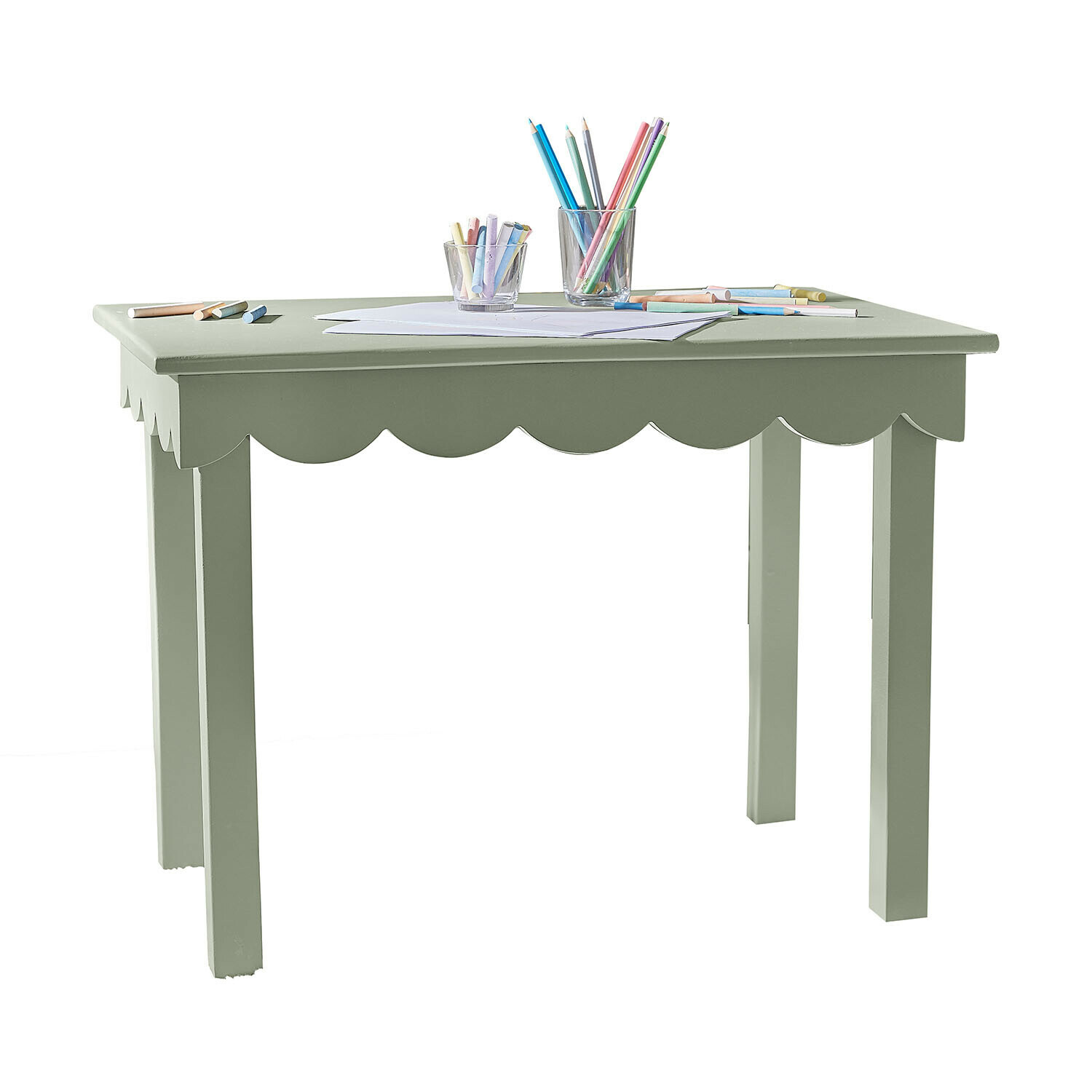 Groene houten kindertafel met golvende rand en gekleurde potloden op het blad