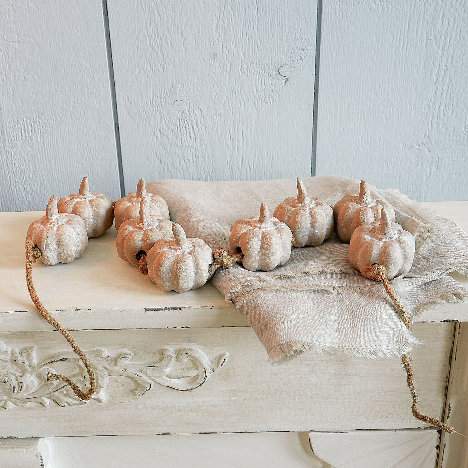 Guirlande Larivonne Guirlande décorative avec citrouilles en céramique beige sur tissu en lin pour décoration automnale