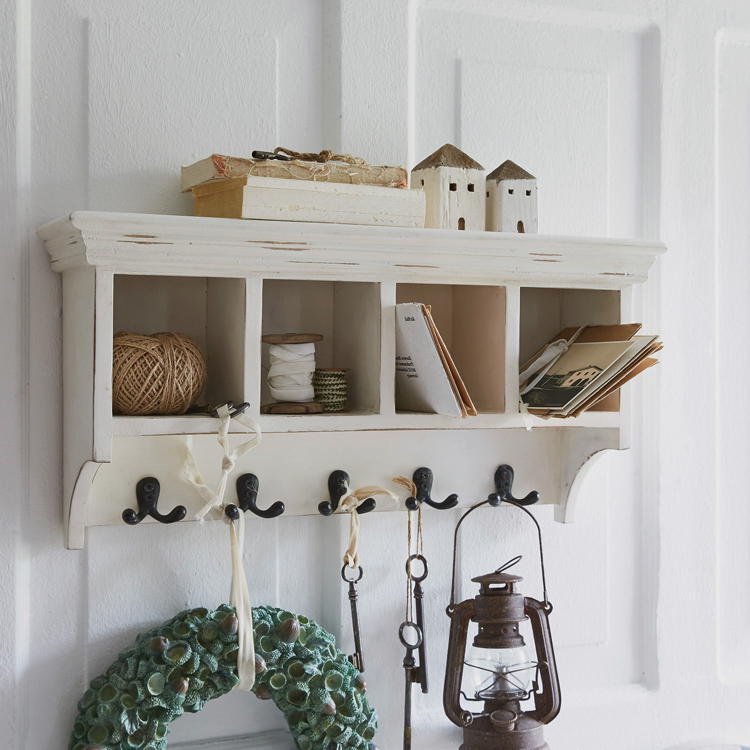 Portemanteau Gualado Patère murale blanche en bois avec étagères et crochets en métal pour clés et décorations