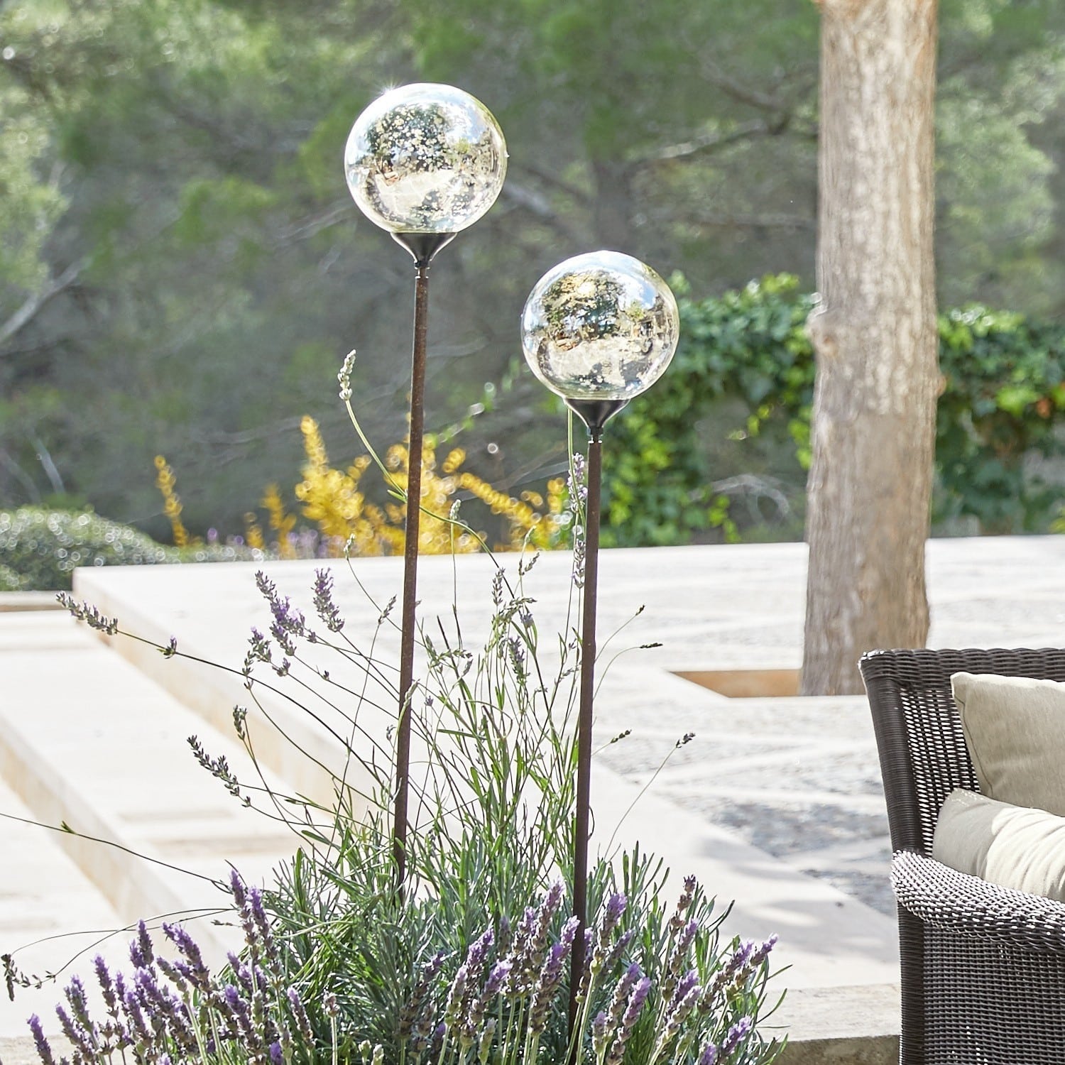 Decoratiepin set van 2 Cainan Twee decoratieve tuinbollen op metalen stelen tussen lavendel, sfeervolle buitenverlichting