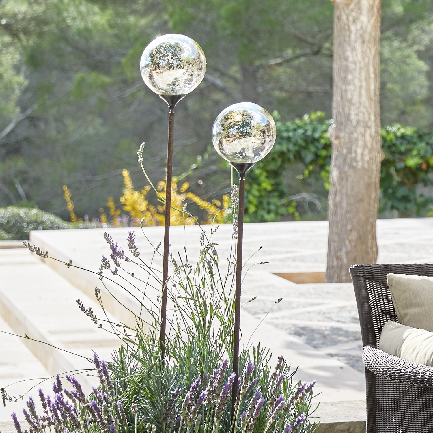 Lot de 2 piquets décoratifs Cainan Deux boules décoratives sur tiges métalliques dans la lavande, éclairage extérieur de jardin élégant