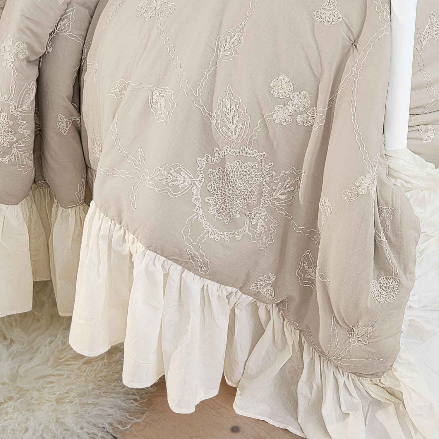 Beige bedsprei met geborduurd patroon en crèmekleurige volant, zachte stof voor slaapkamerdecoratie