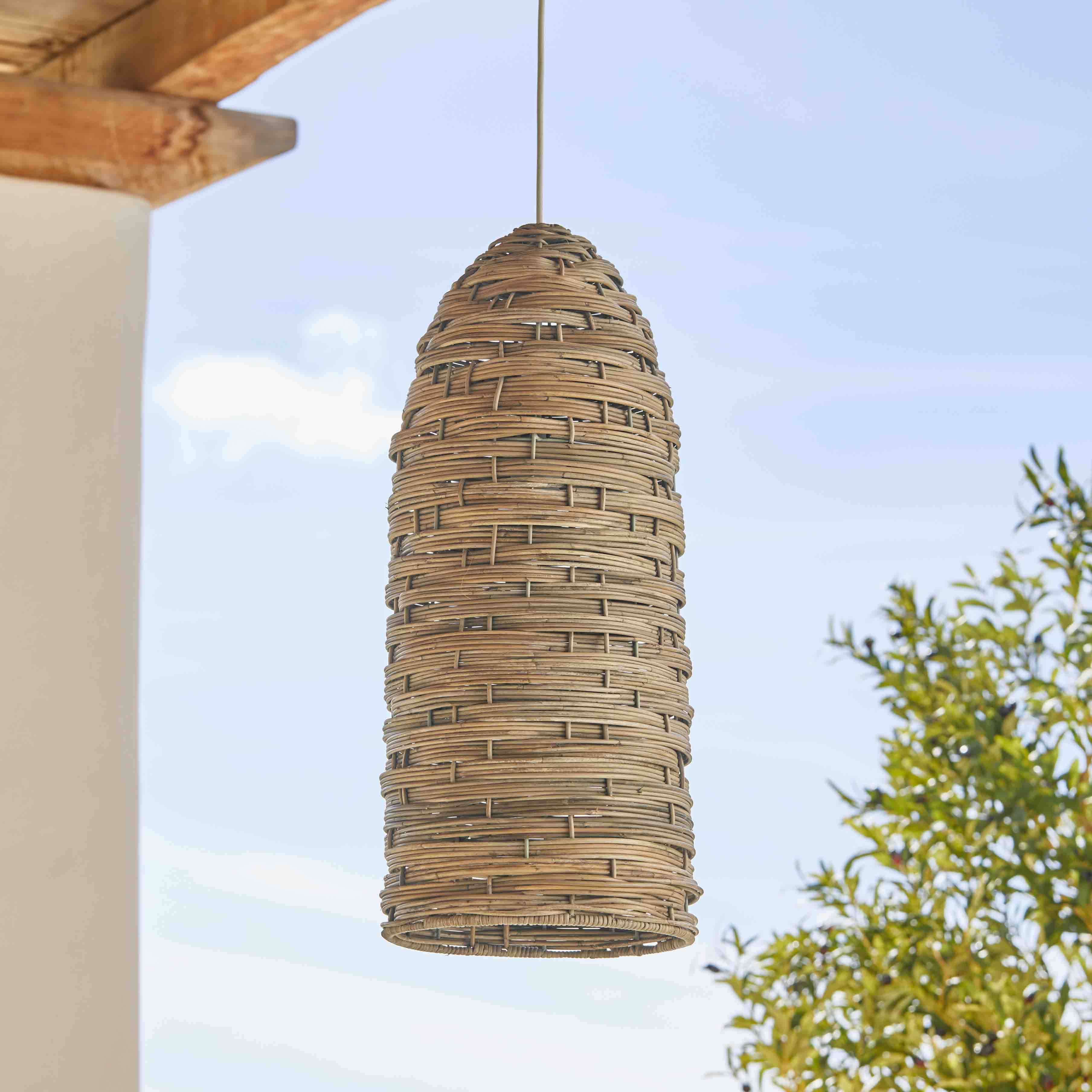 Hanglamp van natuurlijk riet, geschikt voor sfeervolle binnenverlichting en decoratie