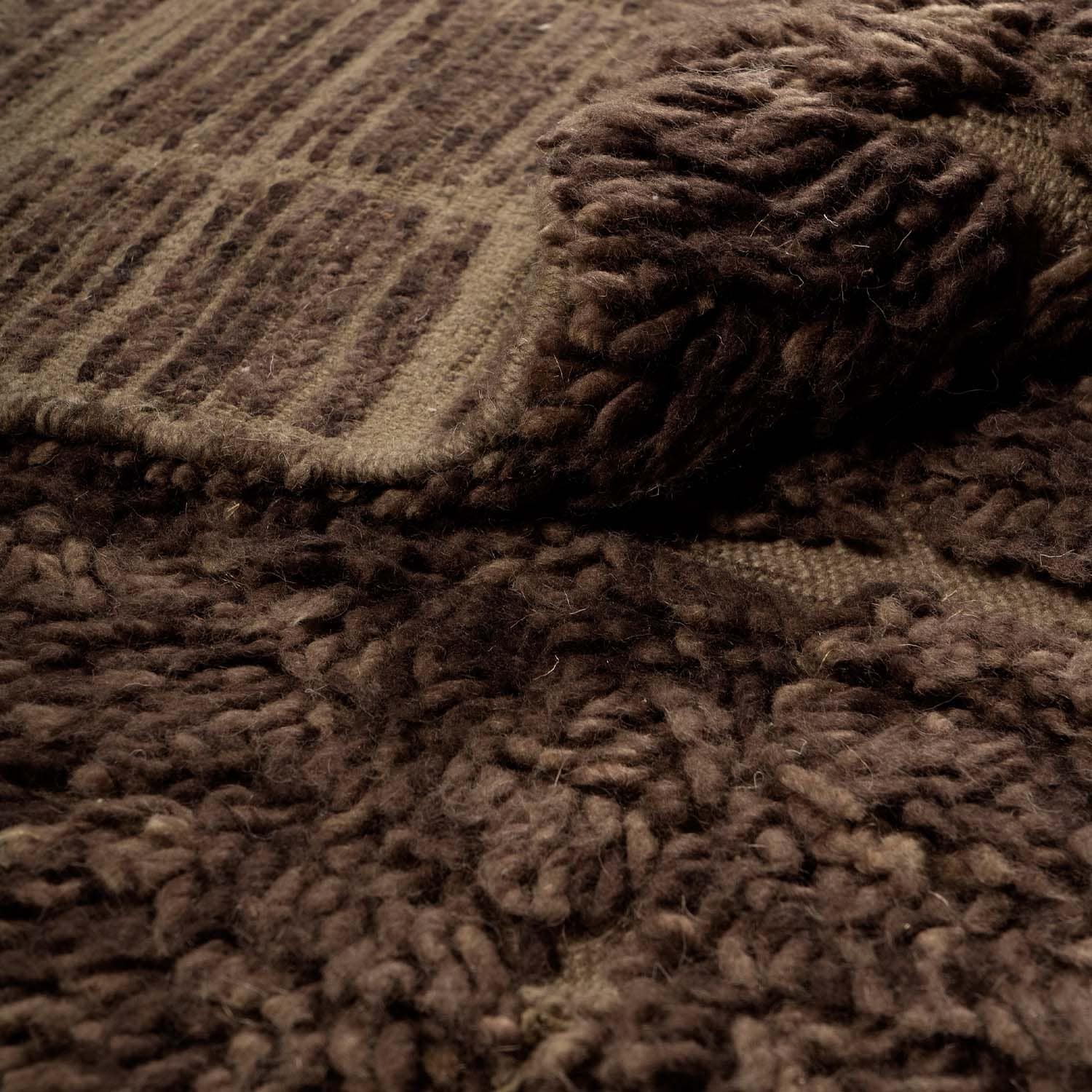 Bruine dikke wollen deken met patroon, ideaal voor warmte en comfort thuis