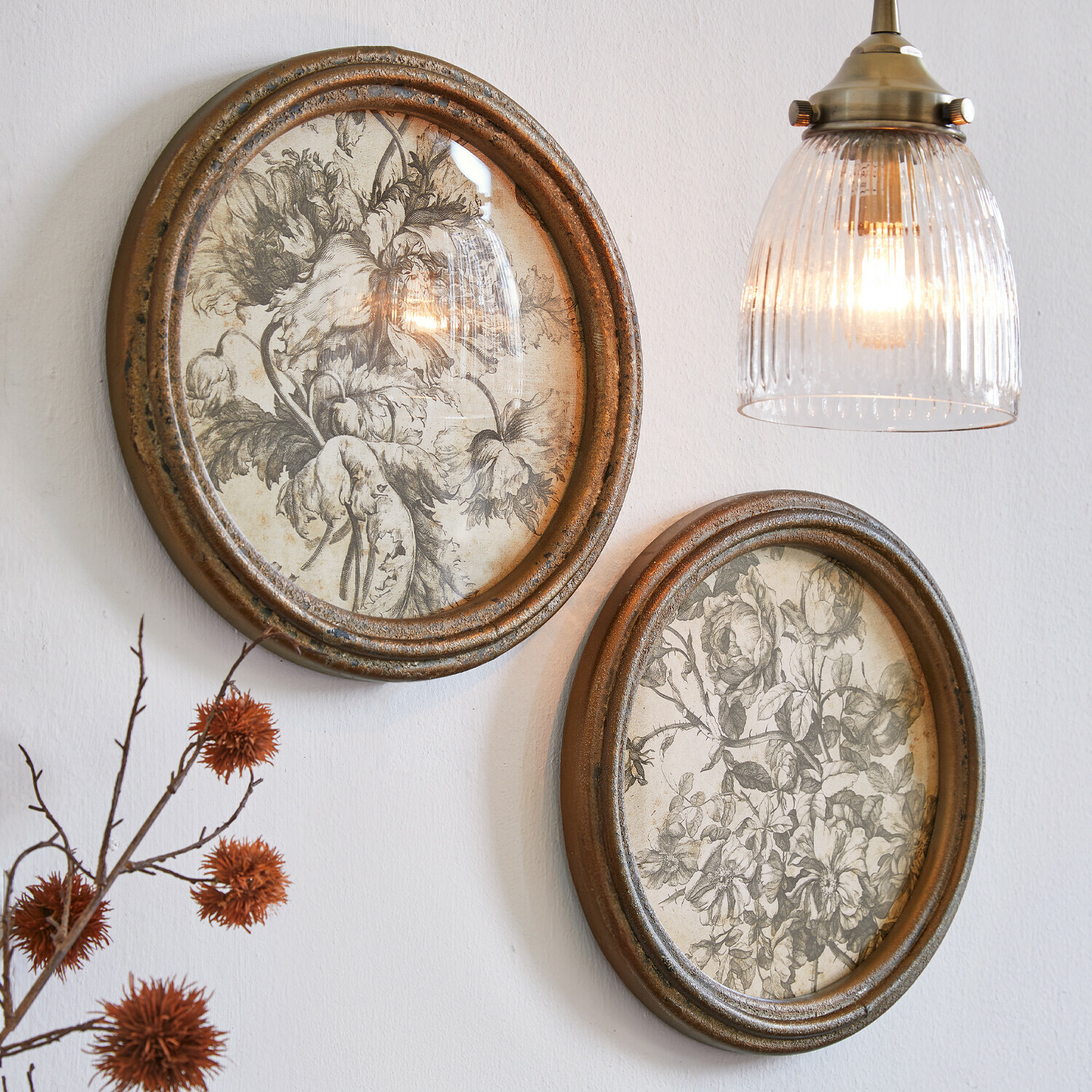 Afbeelding set van 2 Phaurette Twee ovale metalen fotolijsten met patina en zwart-witte bloemenillustraties, wanddecoratie