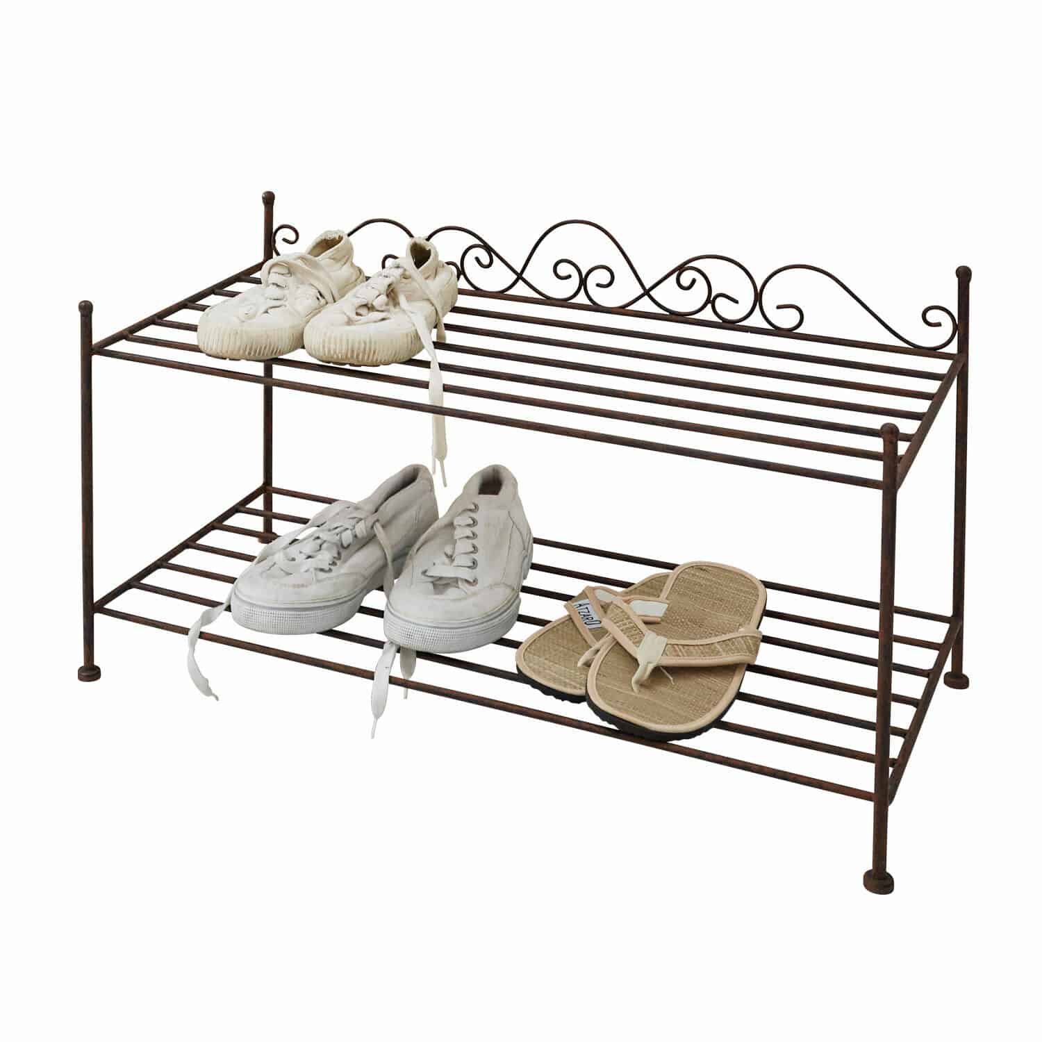 Meuble à chaussures Cloutier Étagère à chaussures en métal rouillé à deux niveaux avec trois paires de chaussures sur fond blanc