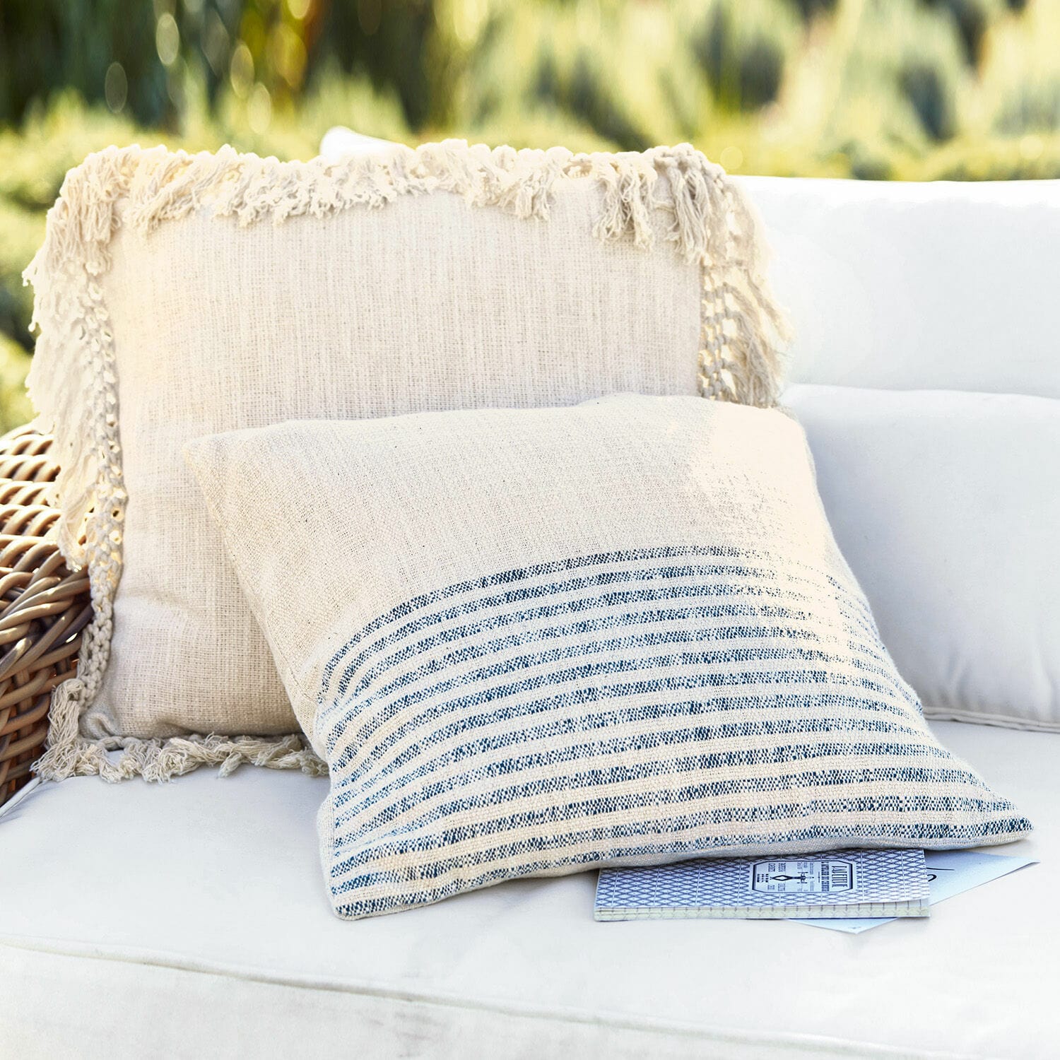 Lot de 2 housses de coussins Marpent Coussins décoratifs en lin beige avec franges et rayures sur canapé blanc en extérieur