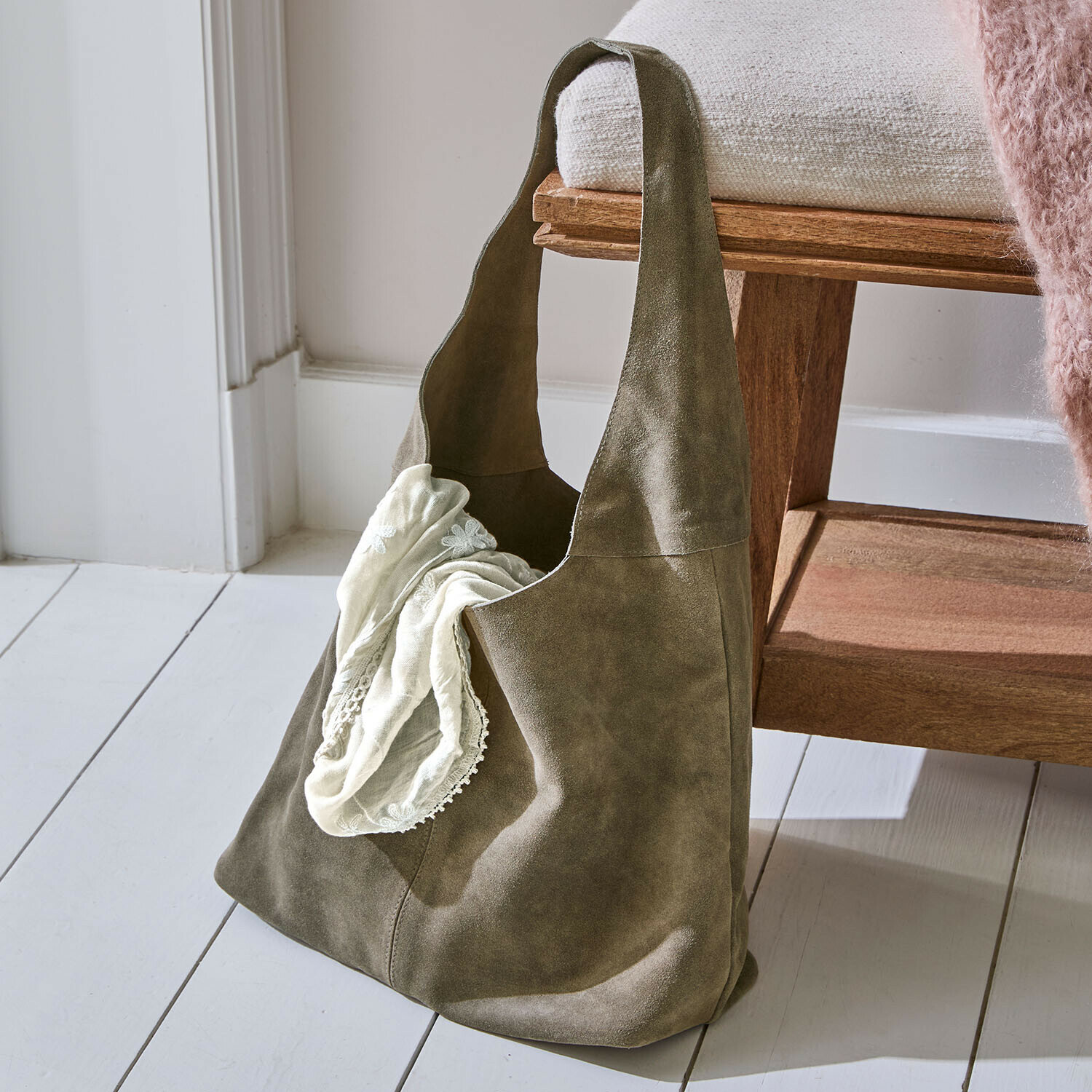 Sac Velorio Sac vert en daim souple avec foulard crème, accessoire pratique pour un usage quotidien