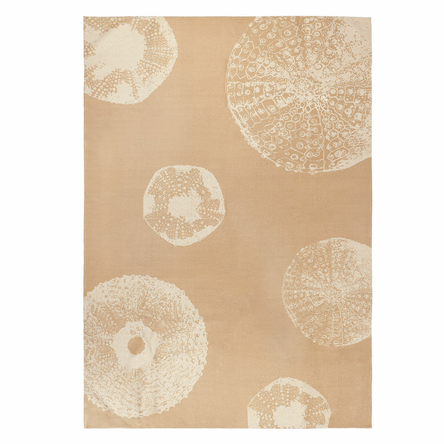 Beige vloerkleed met crèmekleurig schelpenpatroon, zacht materiaal, interieurdecoratie