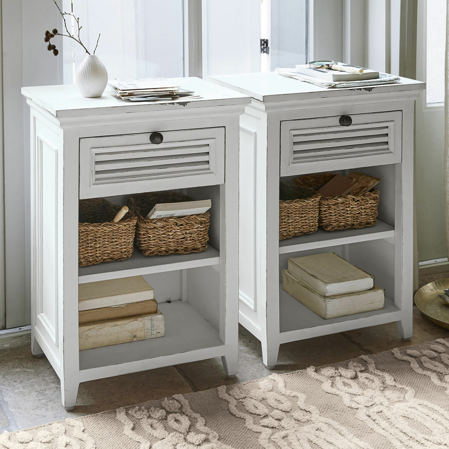 Lot de 2 tables de chevet Williston Tables de chevet blanches en bois avec tiroir et étagères, décorées de paniers en osier et livres