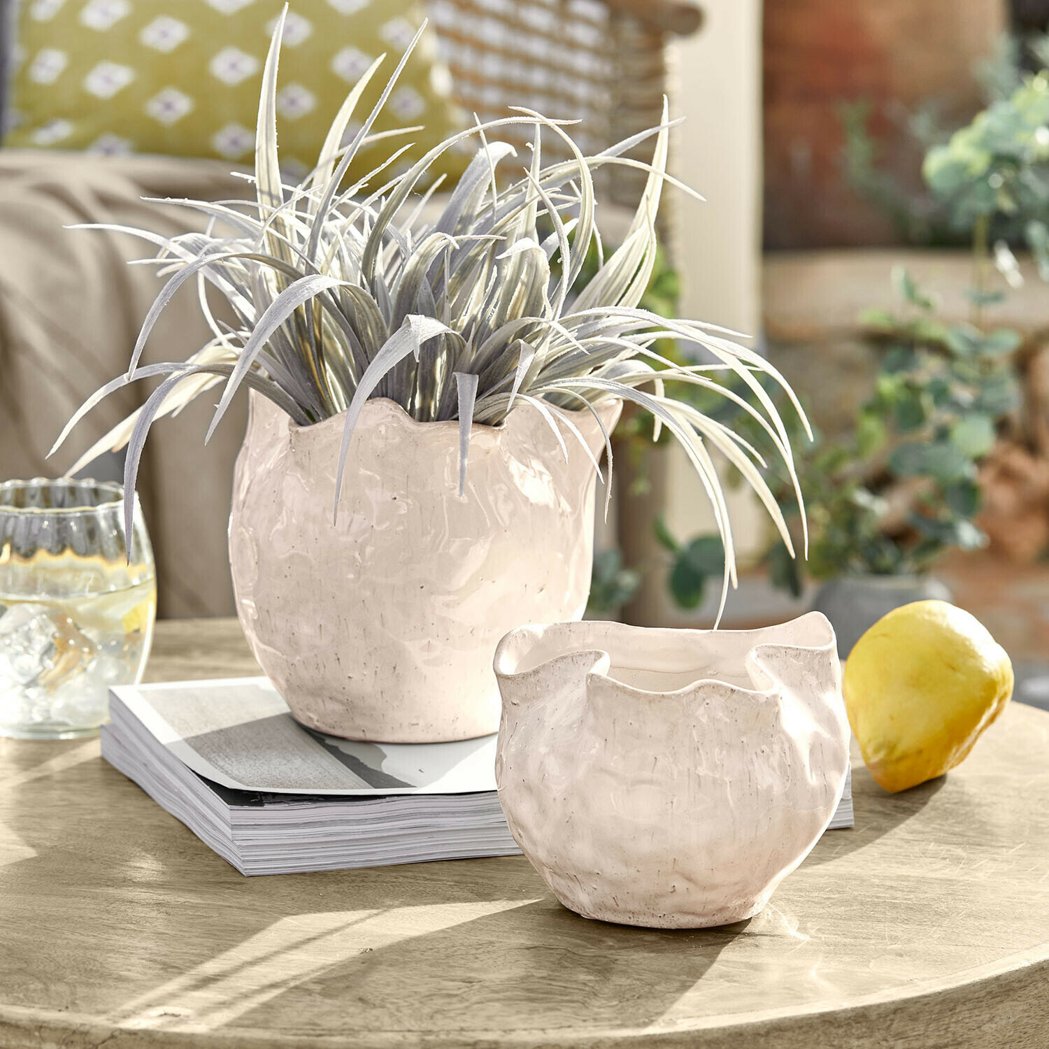 Lot de 2 cache-pots Vérolines Pots en céramique blanche à forme irrégulière avec plante verte et citron sur table en bois