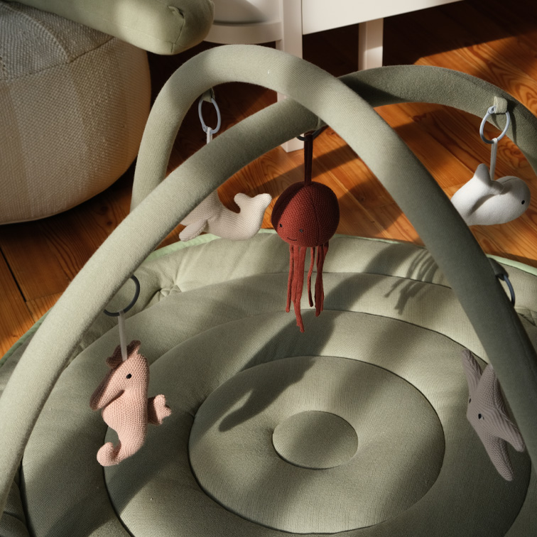 Tapis d'éveil vert doux avec arches et peluches marines suspendues pour bébé