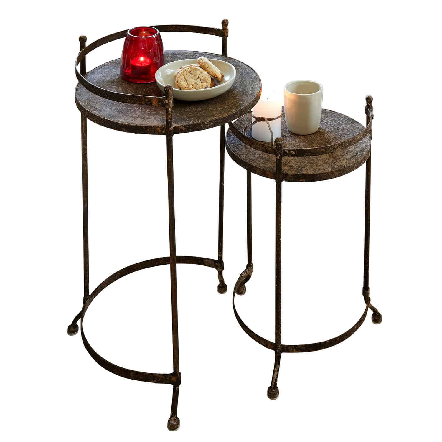 Bijzettafeltje set van 2 Alanyn Set van twee ronde bijzettafels met roestige metalen frame en blad, versierd met accessoires