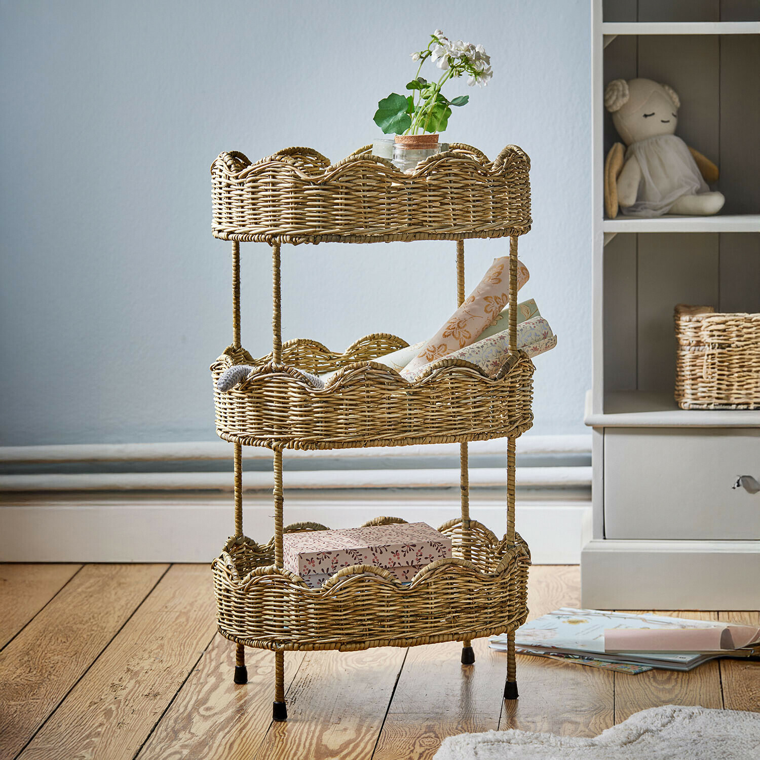 Étagère à trois niveaux en osier naturel pour ranger décorations et petits objets dans la maison