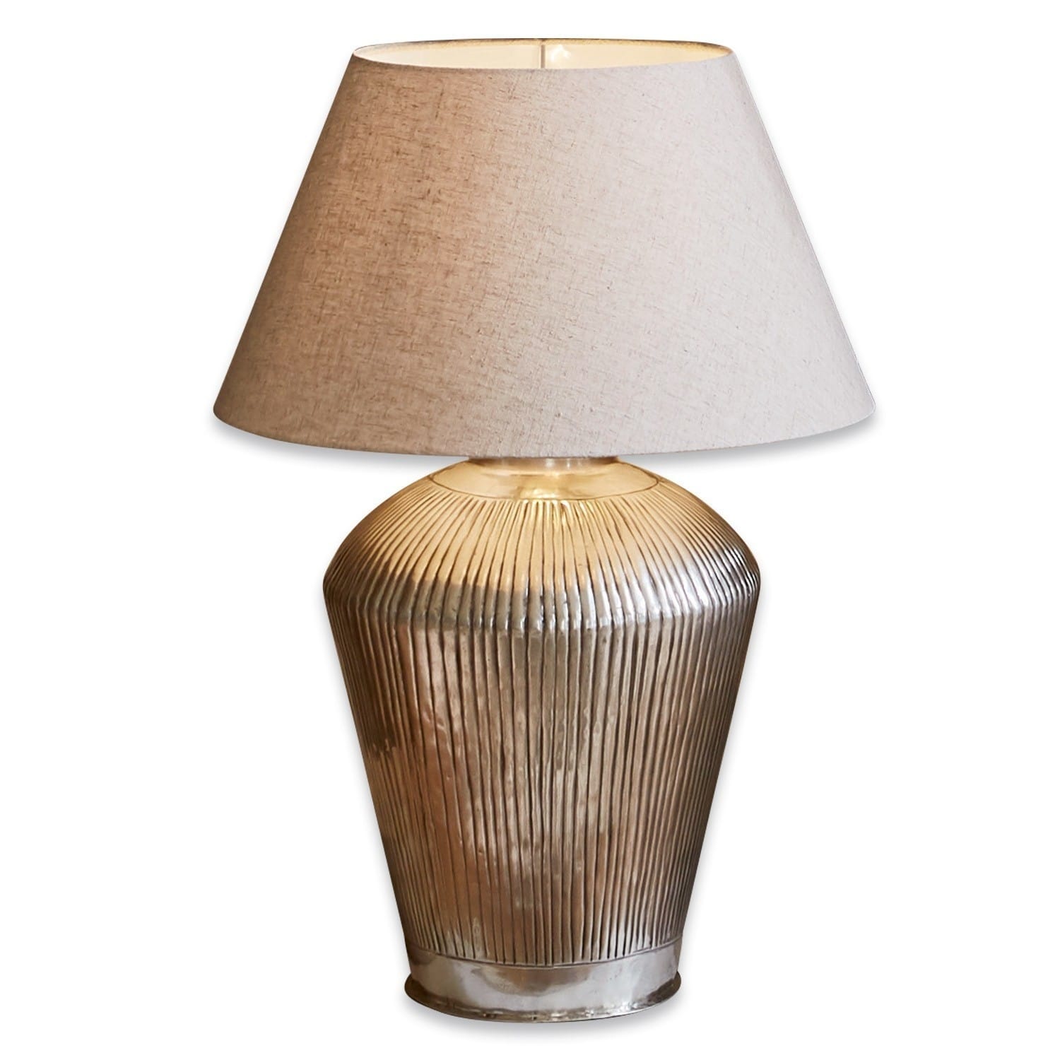 Tafellamp Caulières Tafellamp met geribbelde metalen zilveren voet en beige stoffen kap voor interieurdecoratie