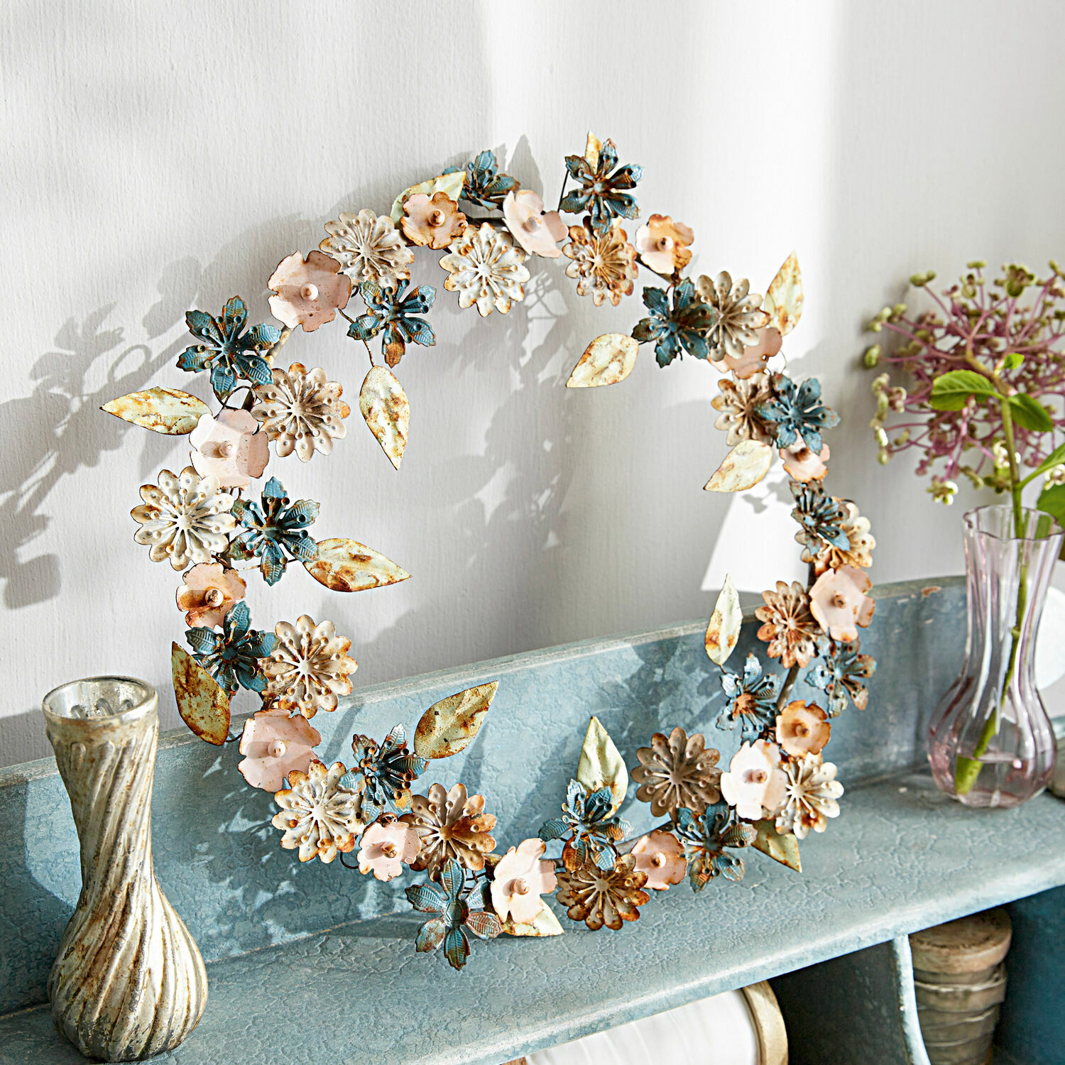 Krans Littleton Decoratieve metalen krans in blauw, roze en crème op plank voor interieurdecoratie