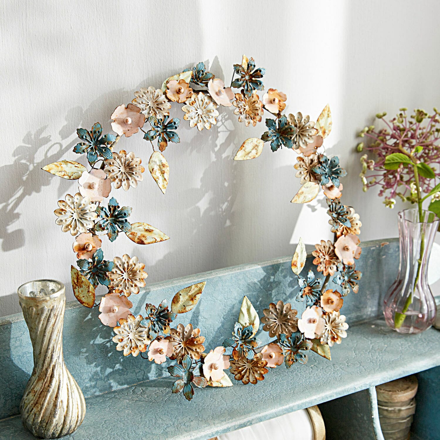 Krans Littleton Decoratieve metalen krans in blauw, roze en crème op plank voor interieurdecoratie
