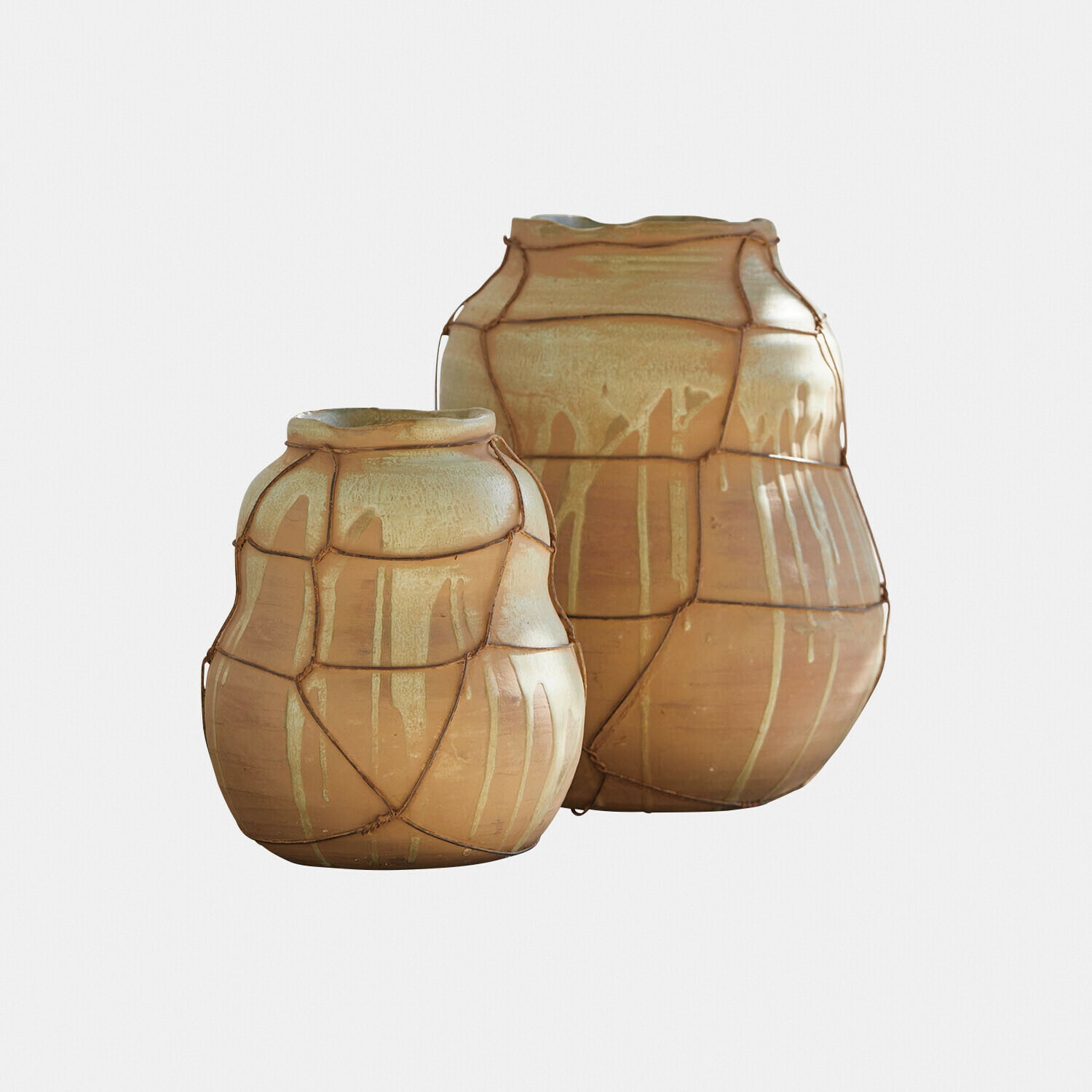 Deux vases en céramique beige avec corde décorative, style rustique pour décoration intérieure