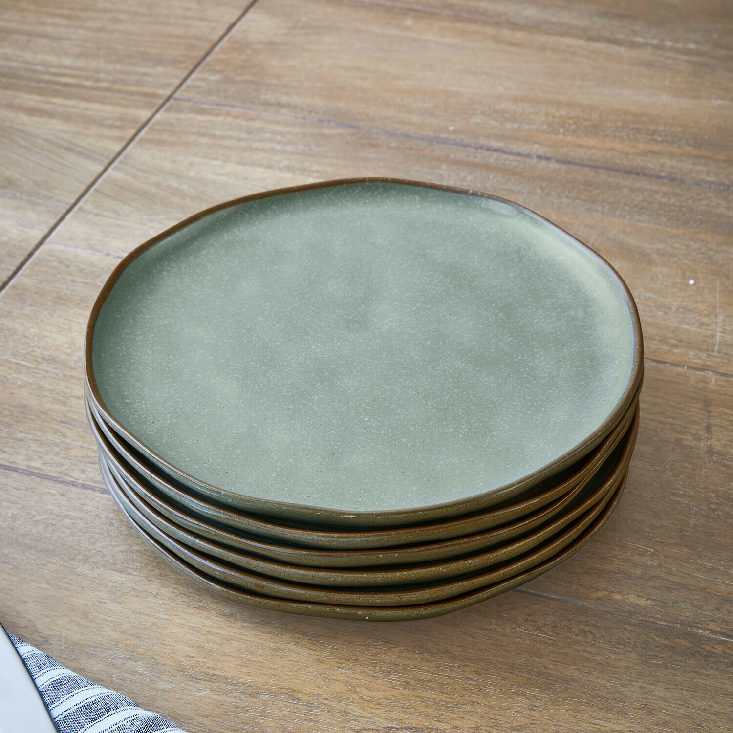 Bord set van 6 Biarré Set groene keramische borden met bruine rand op houten tafel, keukengerei