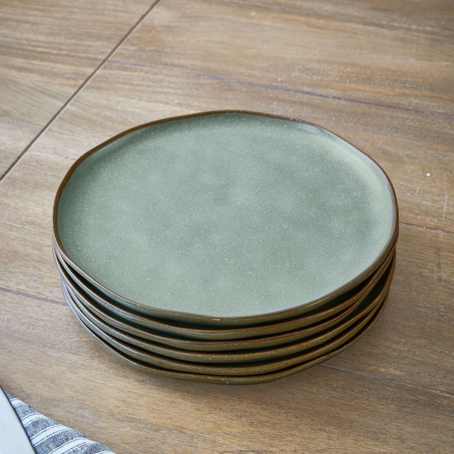 Lot de 6 assiettes Biarré Ensemble d'assiettes en céramique verte avec bord brun posées sur une table en bois, vaisselle de cuisine