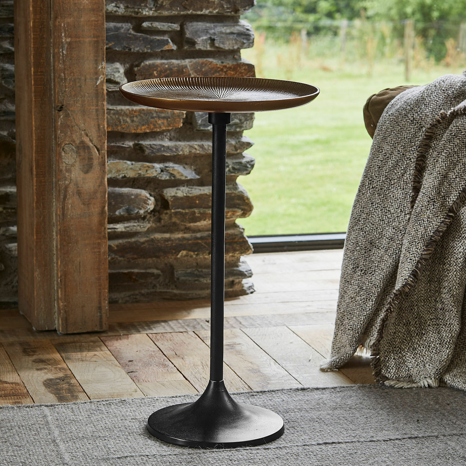 Table d’appoint Elmsford Table d'appoint en métal avec plateau brun et base noire, parfaite pour salon et décoration.