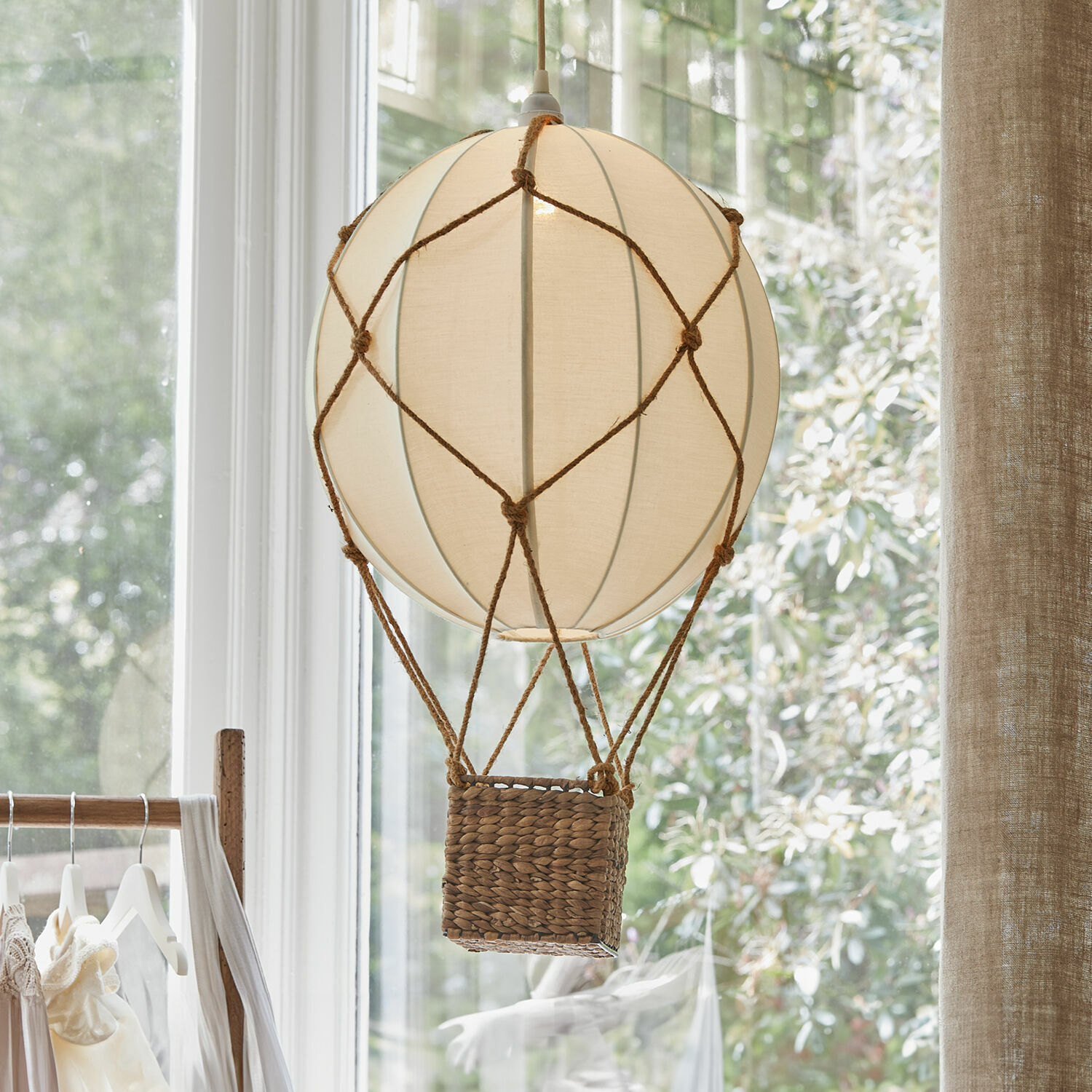 Hanglamp Plumillon Decoratieve hanglamp in de vorm van een luchtballon van beige stof met gevlochten mandje