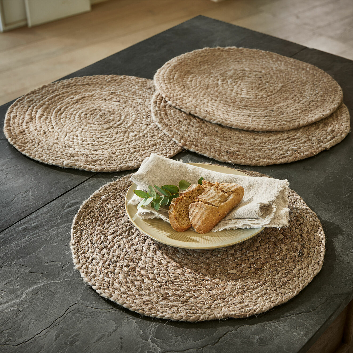 Placemat set van 4 Dooling Ronde placemats van natuurlijke beige touw op zwarte tafel voor tafeldecoratie
