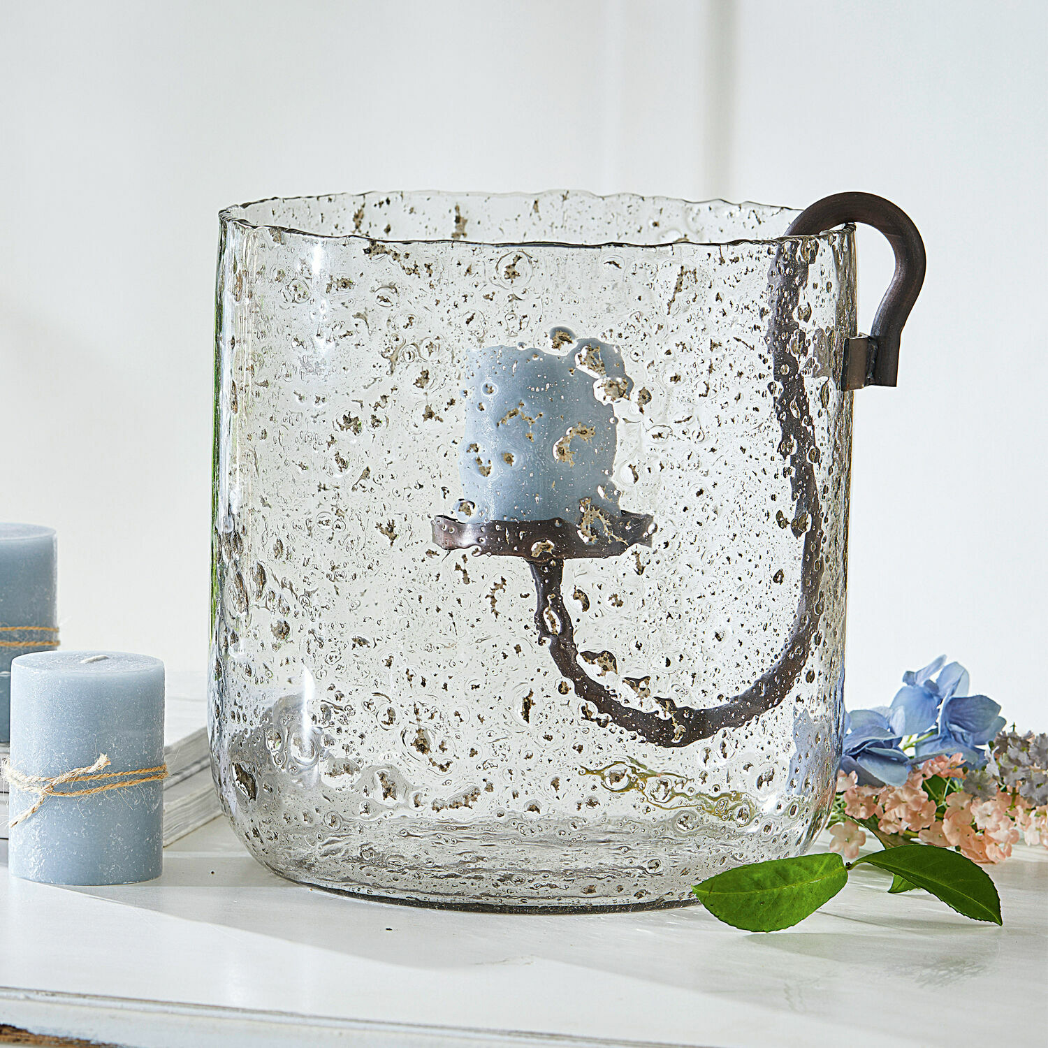 Windlicht Dions Glazen kaarsenhouder met bubbels en zwart metalen handvat voor blauwe kaars