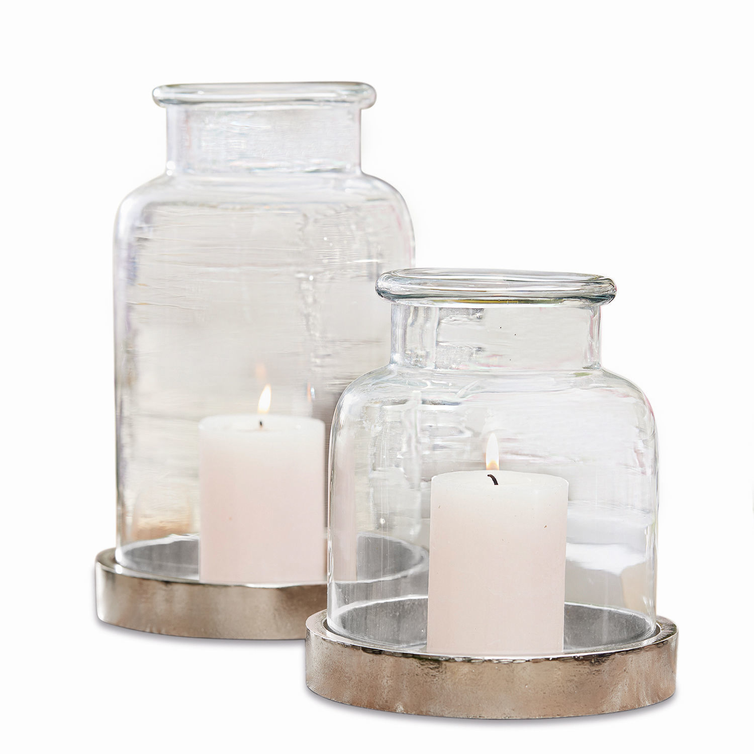 Lanterne en verre avec base métallique argentée et bougies blanches pour décoration intérieure