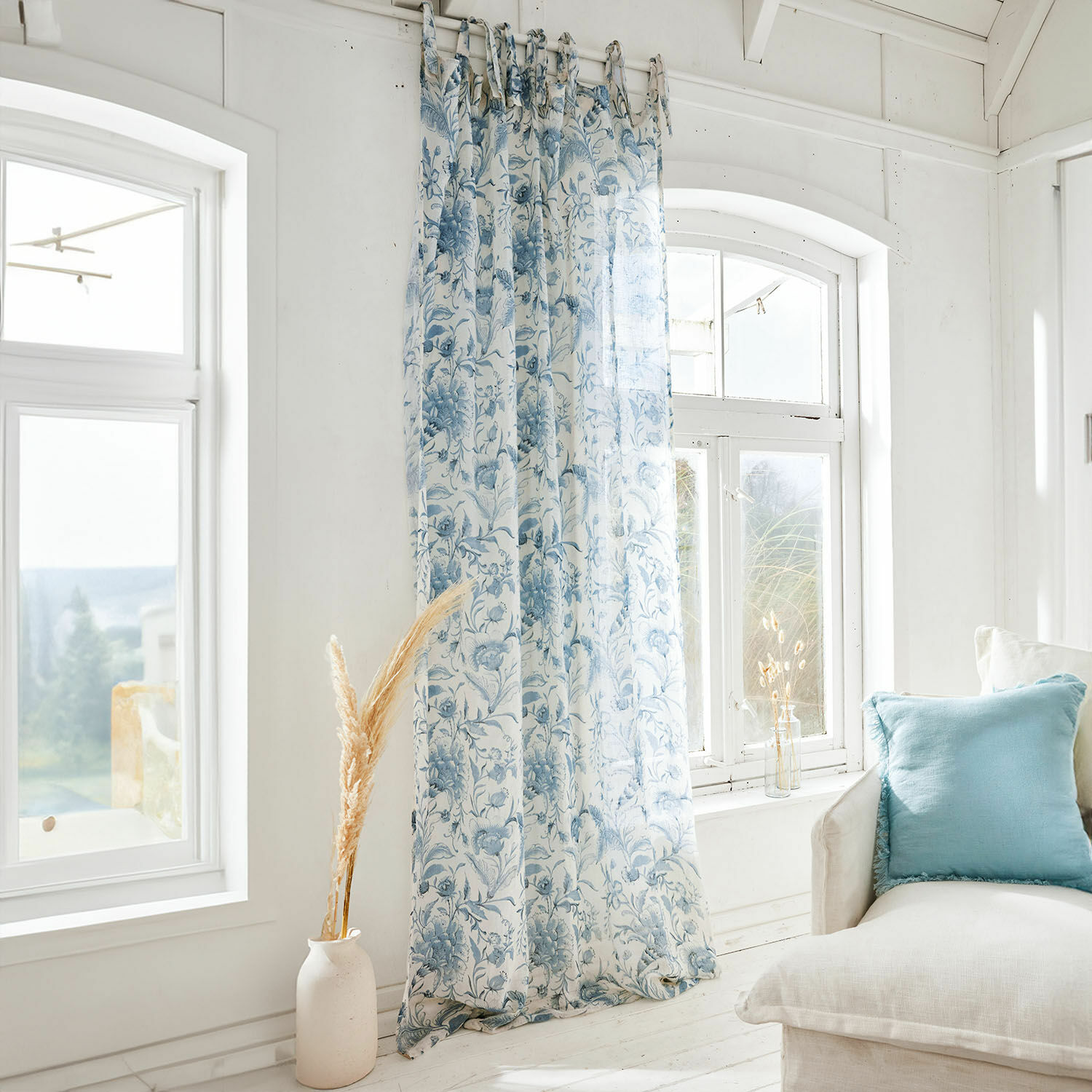 Voilage Bazas Rideau léger à motif floral bleu sur fond blanc, décoration de fenêtre pour salon lumineux