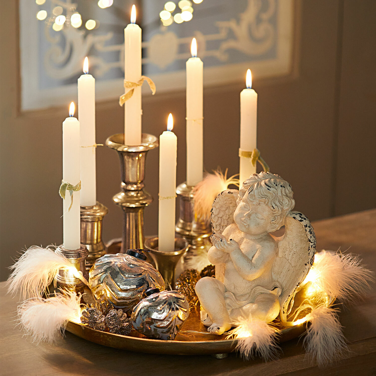 Kaarsenplateau Tiralen Decoratief gouden dienblad met witte kaarsen, engel en zilveren ornamenten voor feestelijke decoratie