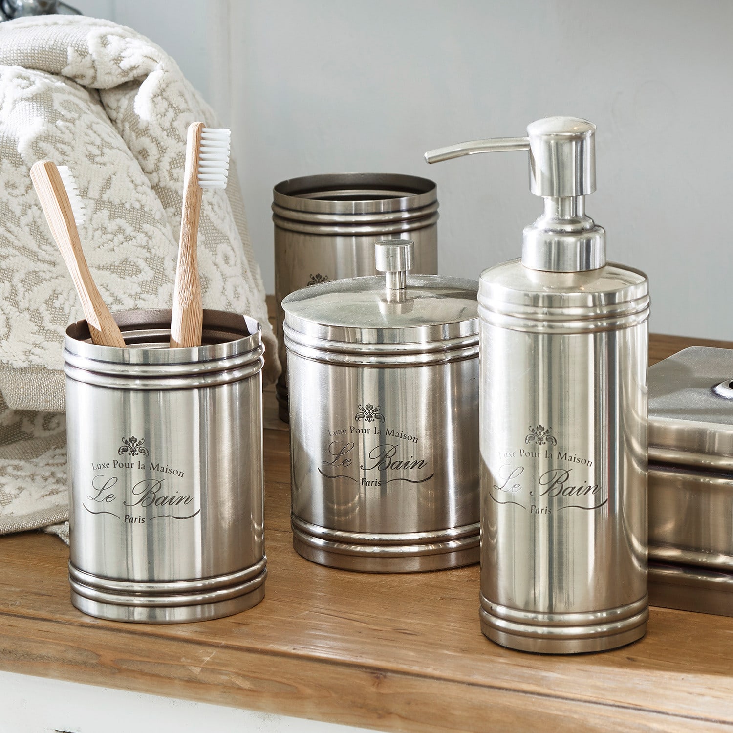 Ensemble d'accessoires de salle de bain en acier inoxydable argenté avec distributeur et gobelet à brosses