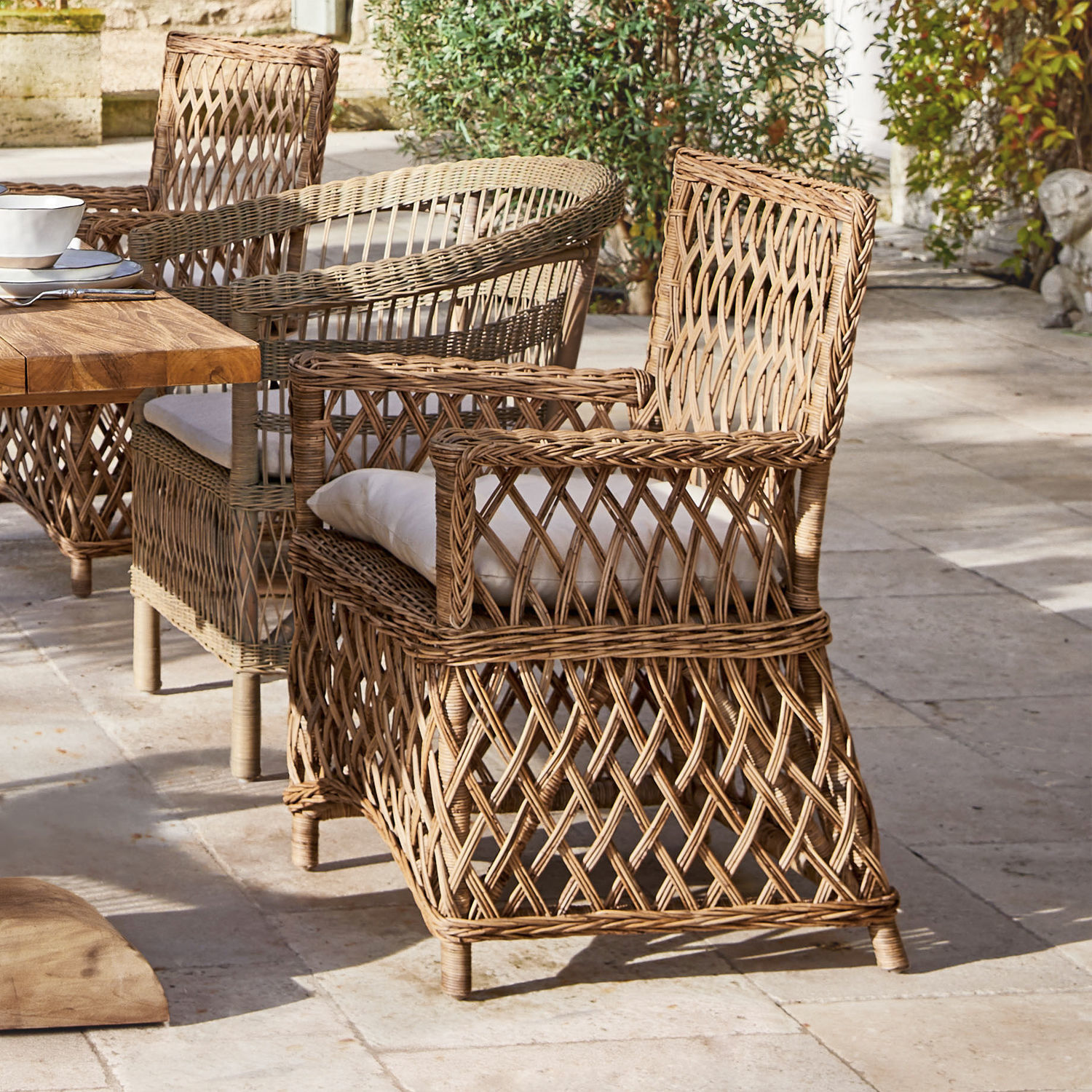 Stoel Elkiovar Rotan stoel in natuurlijke kleur met wit kussen voor terras of tuinmeubilair