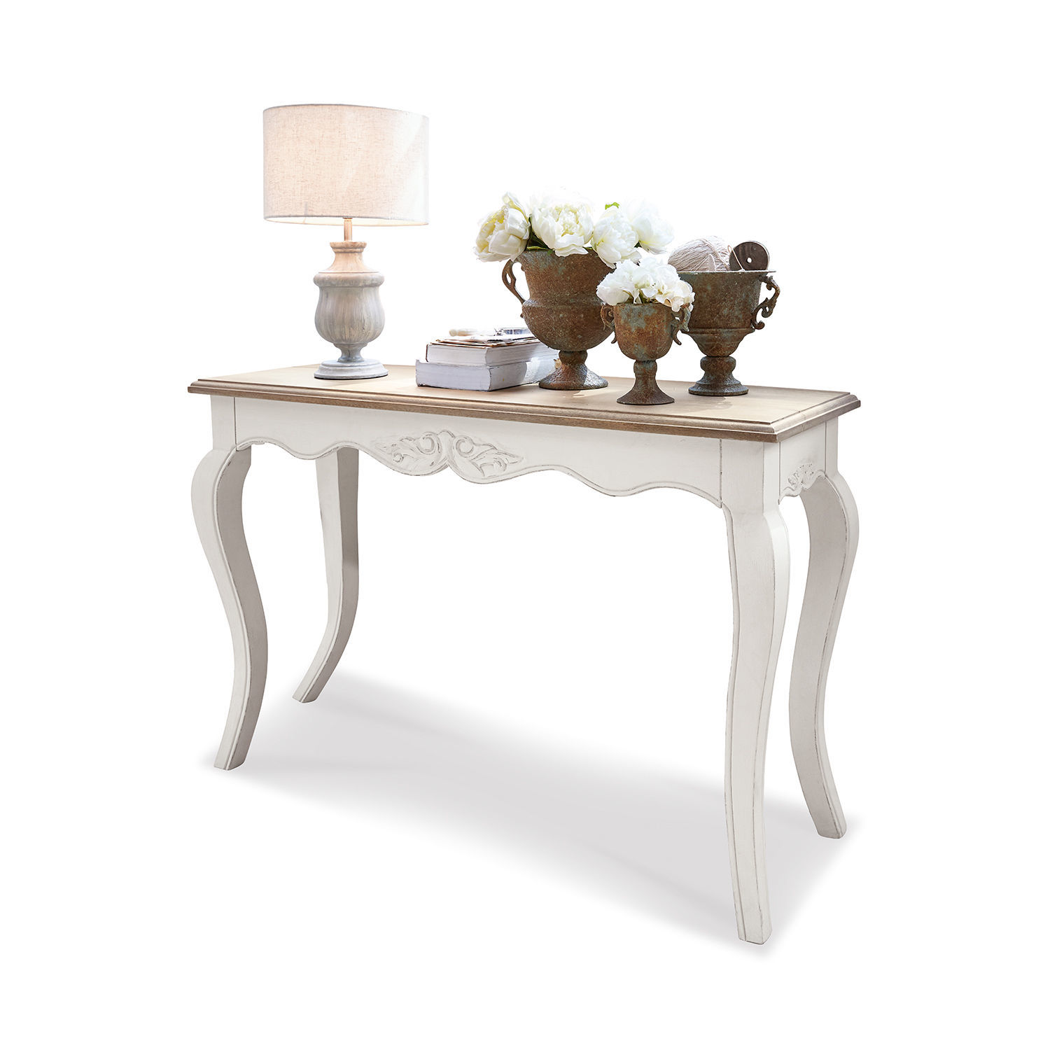 Sidetable Bellerose Witte houten sidetable met sierlijke poten, tafellamp en rustieke decoraties op het blad