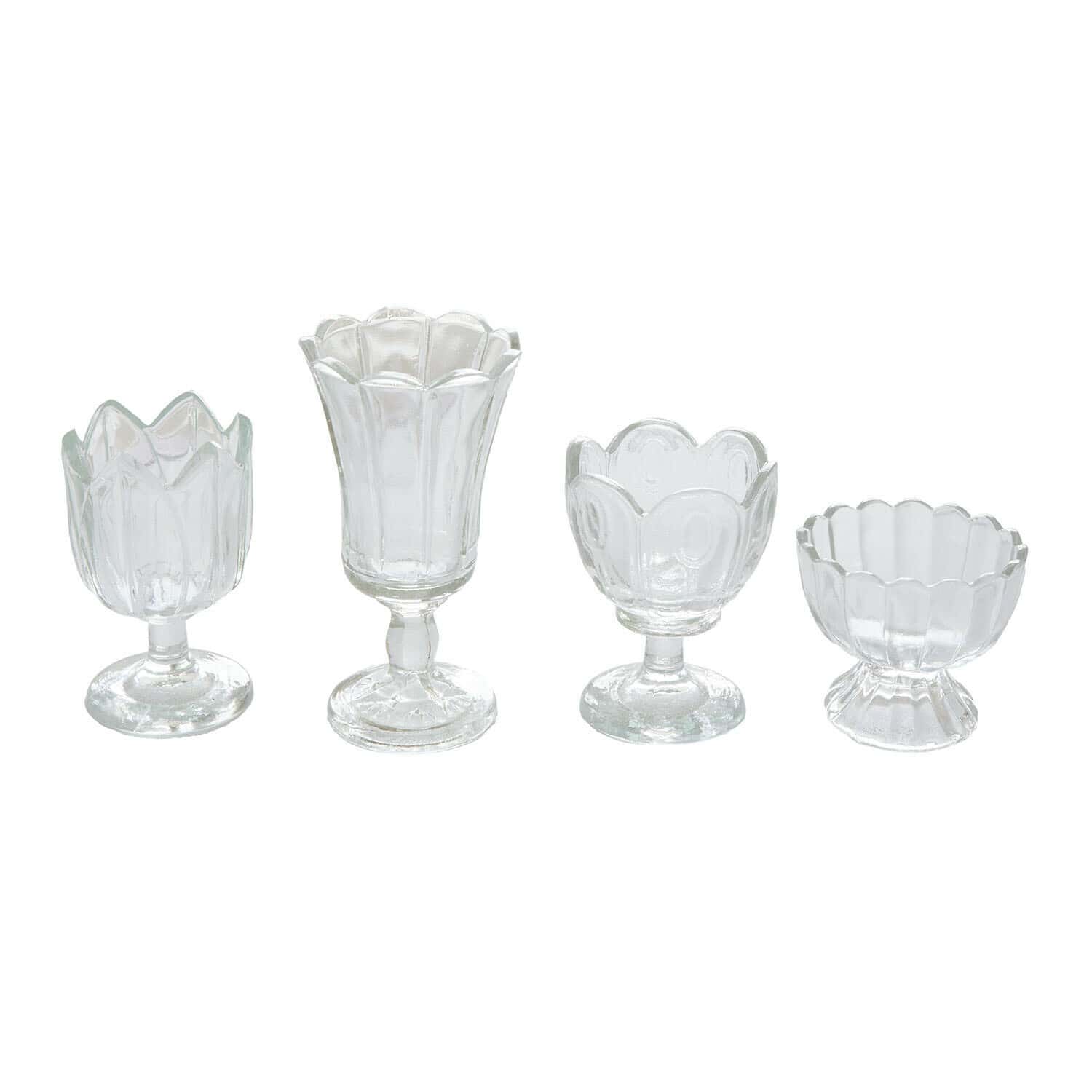Lot de 4 photophores Amisette Ensemble de quatre bougeoirs en verre transparent avec différentes formes et motifs décoratifs