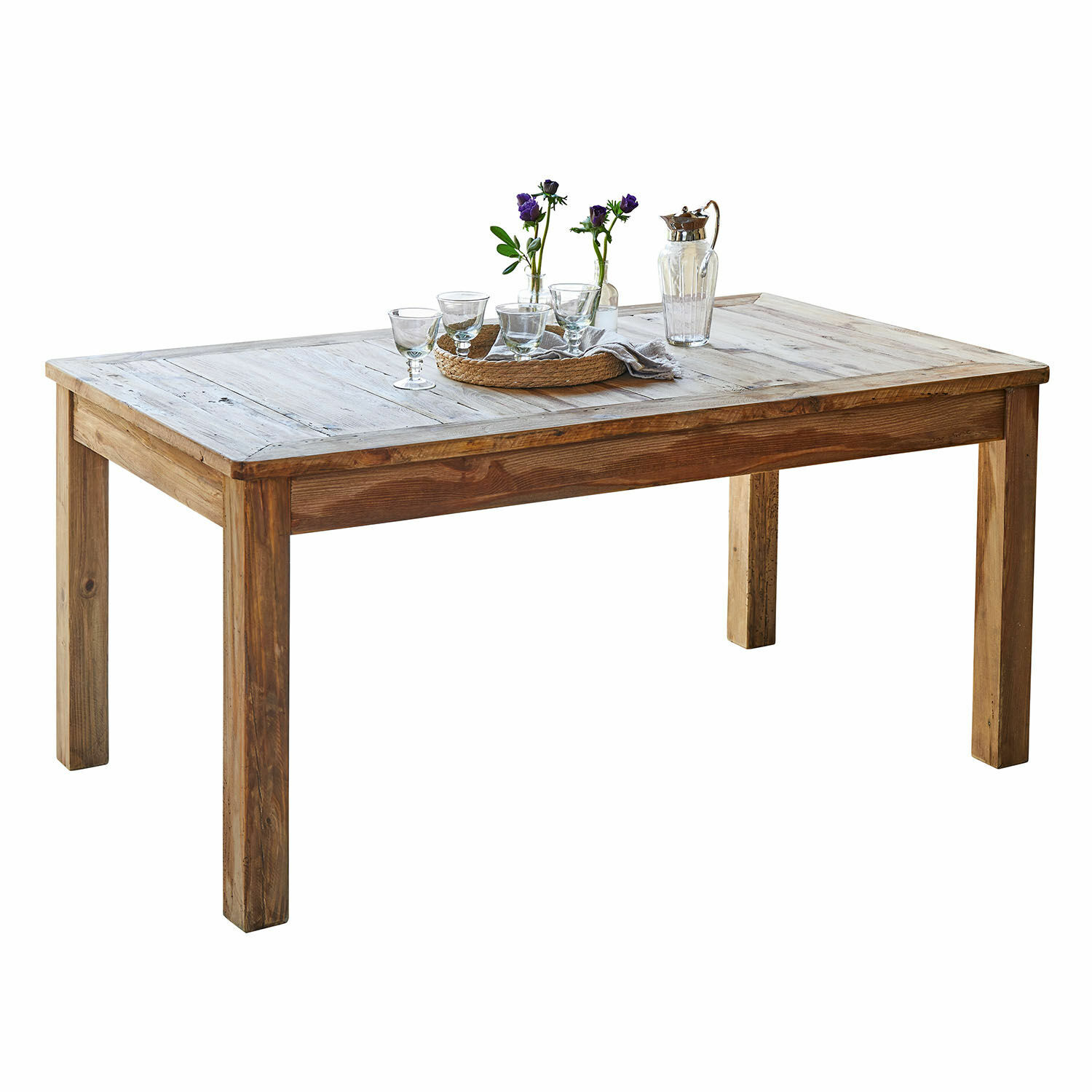 Tafel Amherst Eettafel van natuurlijk hout met glazen en bloemen als decoratie op het blad