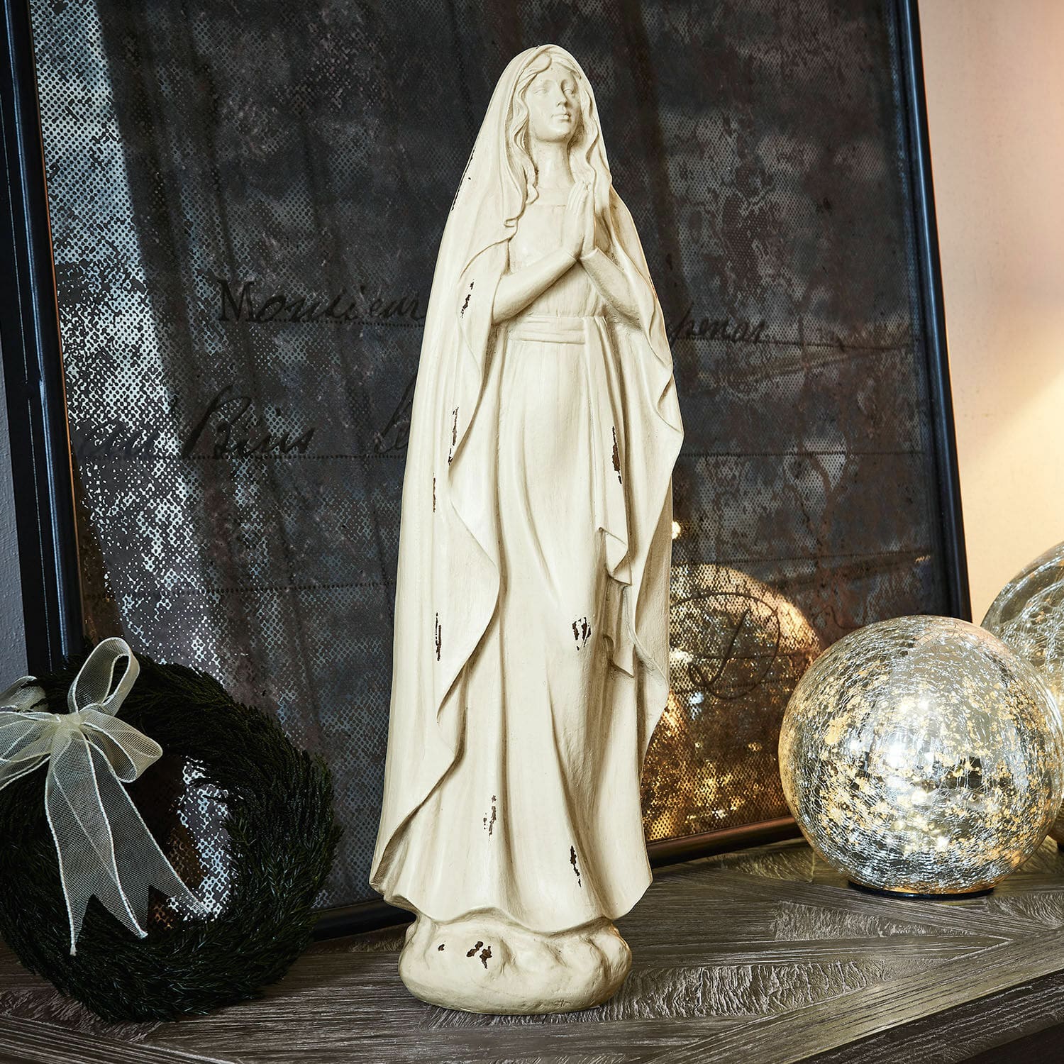 Beeldje Antiere Decoratief beeld van de Maagd Maria van licht materiaal met verouderd effect op tafel met kerstdecoratie