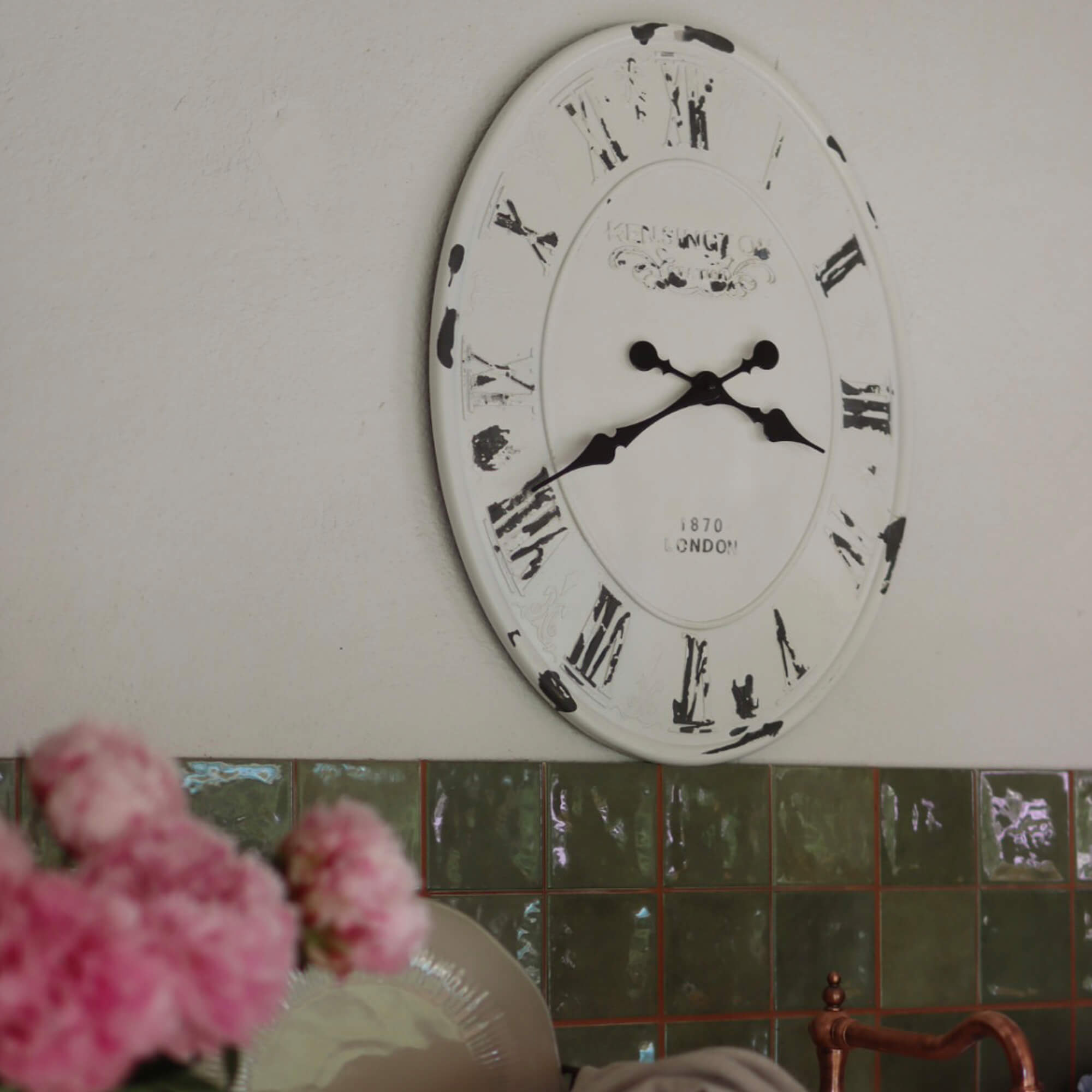 Horloge murale blanche en métal avec chiffres romains noirs et effet vieilli pour décoration intérieure
